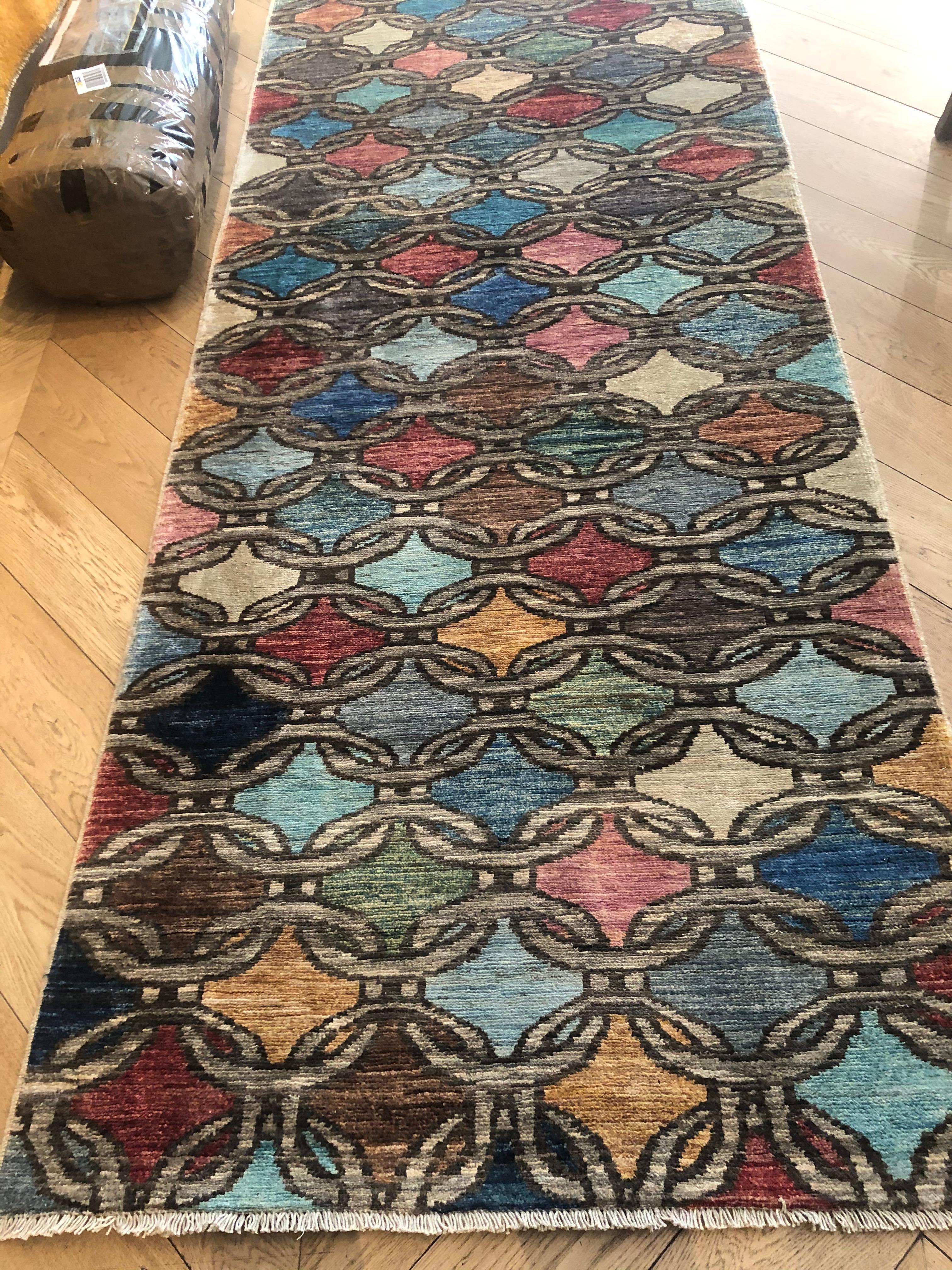 Very particular drawing of this carpet comes from Afghanistan. The country has a long tradition of rug tunes. With a view to re-evaluating the artisan work of these populations and to safeguard the memory, it was thought to introduce new decorative