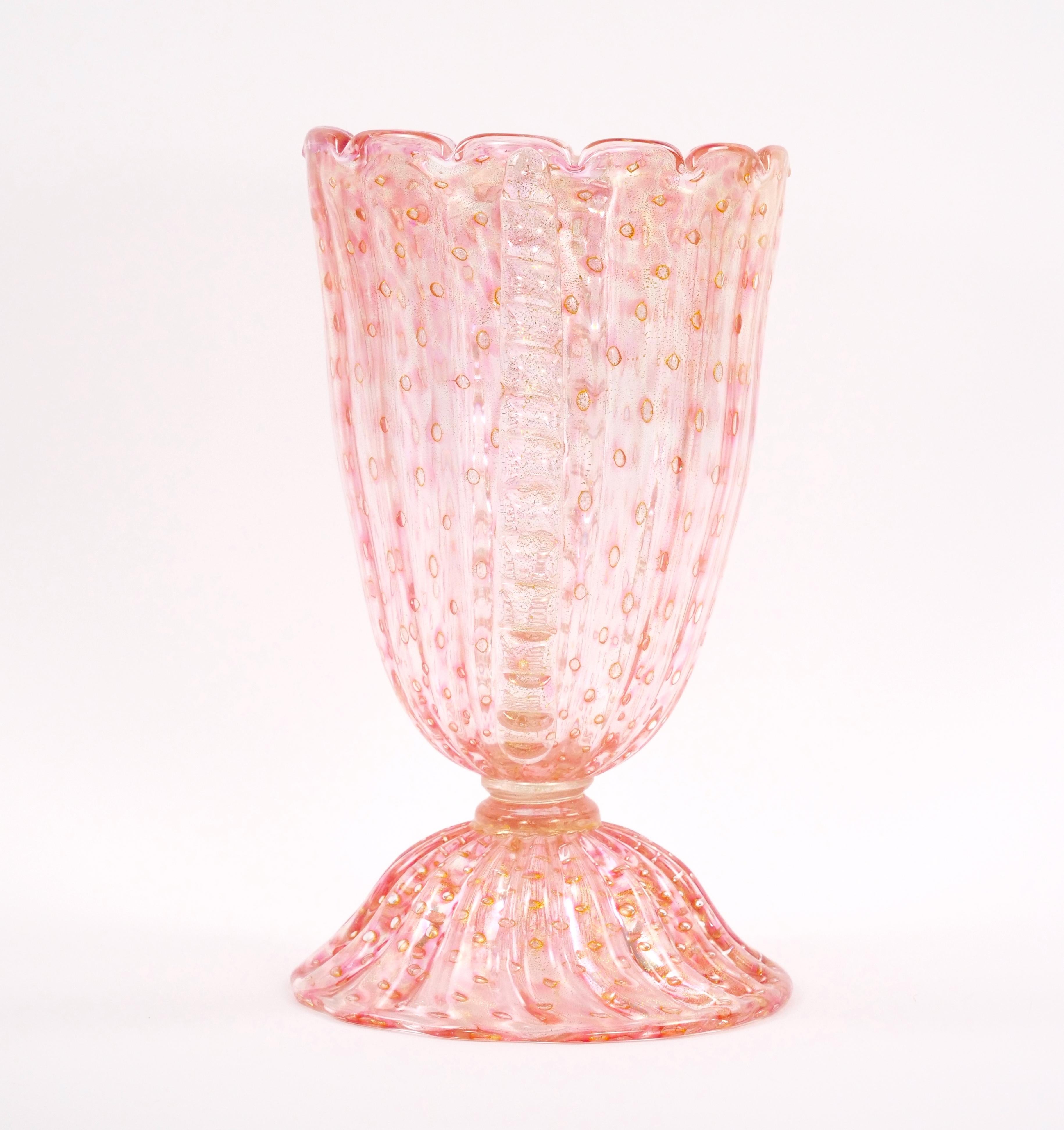 20th Century Murano Bullicante / Gold Infused Rose Color Glass Centerpiece Vase In Good Condition For Sale In Tarry Town, NY