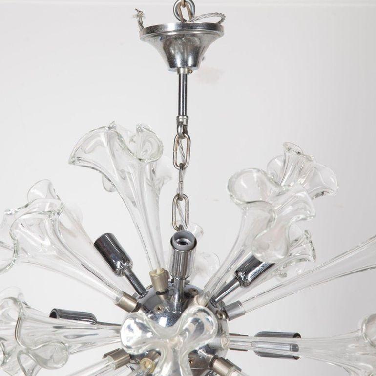 Pendentif sputnik en verre de Murano et chrome du 20e siècle. 
Cette pièce saisissante comporte vingt-sept appliques de fleurs en verre qui ont été composées à Murano en Italie.
Circa 1960.