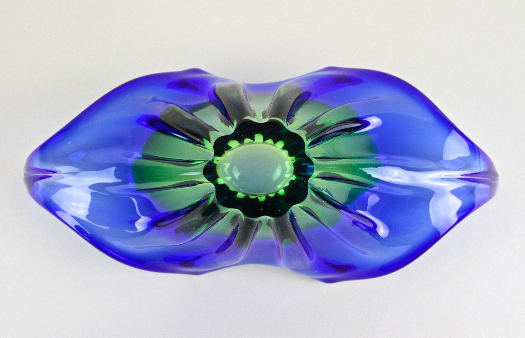 20th Century Murano Glass Bowl in Blue/ Green Tones - Mouthblown, IT ca. 1960/70 13