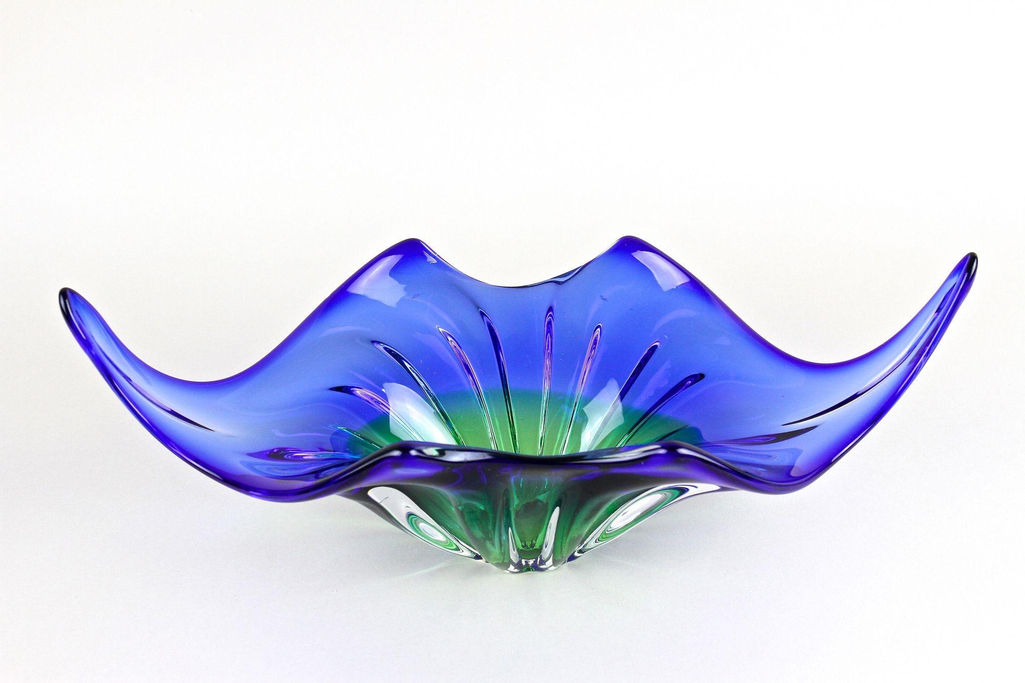 Extraordinary mid century modern Murano glass bowl out of the world renown workshops in Italy coming from the period around 1960/70. This amazing looking Murano glass bowl reminds of a manta ray when you watch it from the side (see picture #6).