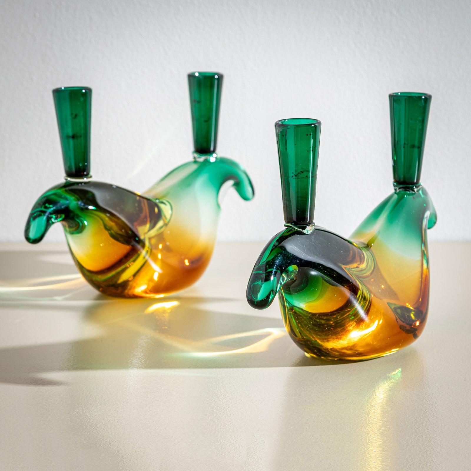 Una coppia di divertenti portacandele di Flavio Poli per Seguso, realizzati in vetro di Murano verde e giallo. Ogni portacandele è dotato di due prese per candele. Una vecchia etichetta sulla base ne conferma l'autenticità.