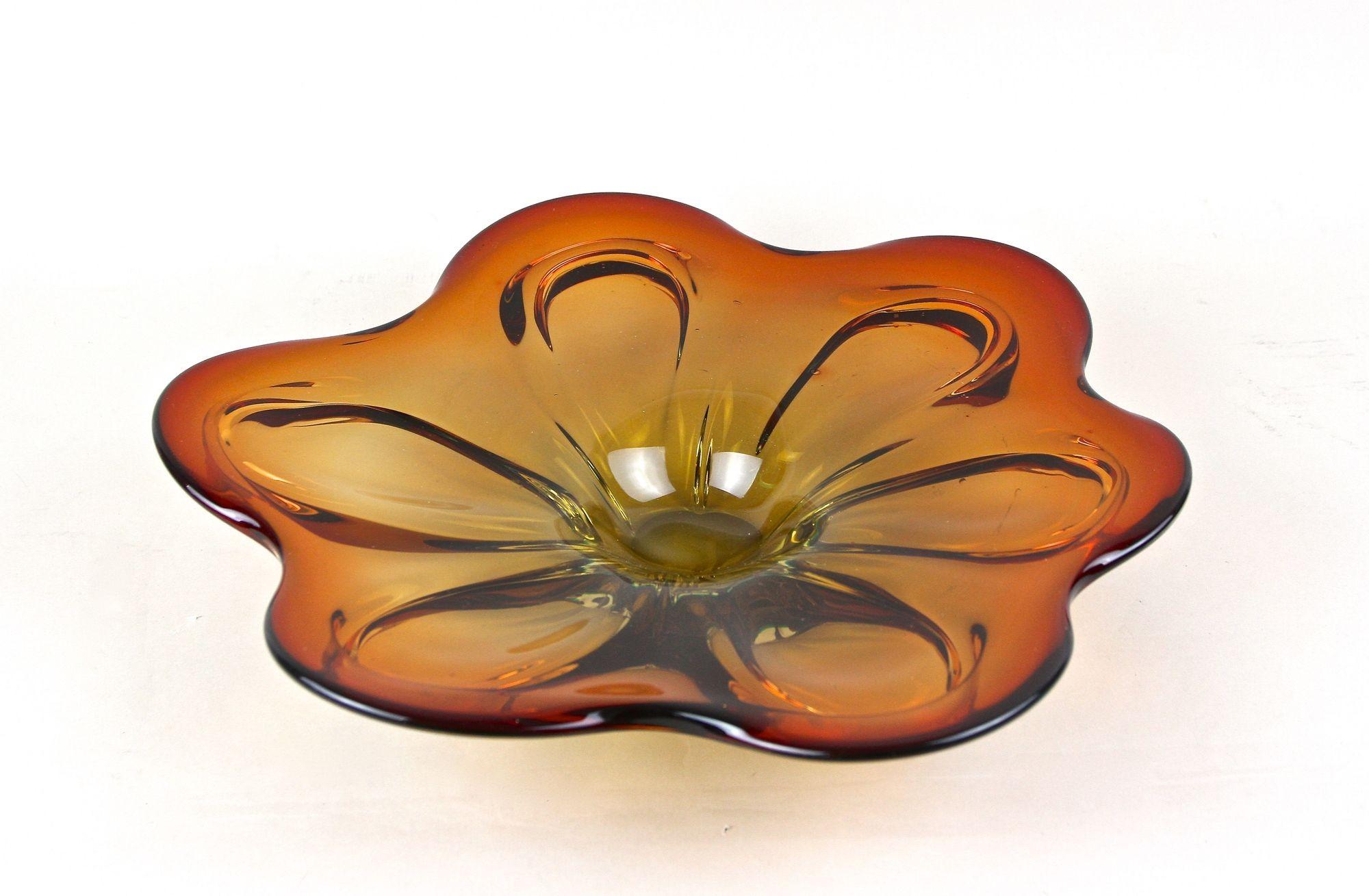 20th Century Murano Glass Centerpiece/ Bowl, Red/ Amber Colored, IT ca. 1970 In Good Condition For Sale In Lichtenberg, AT