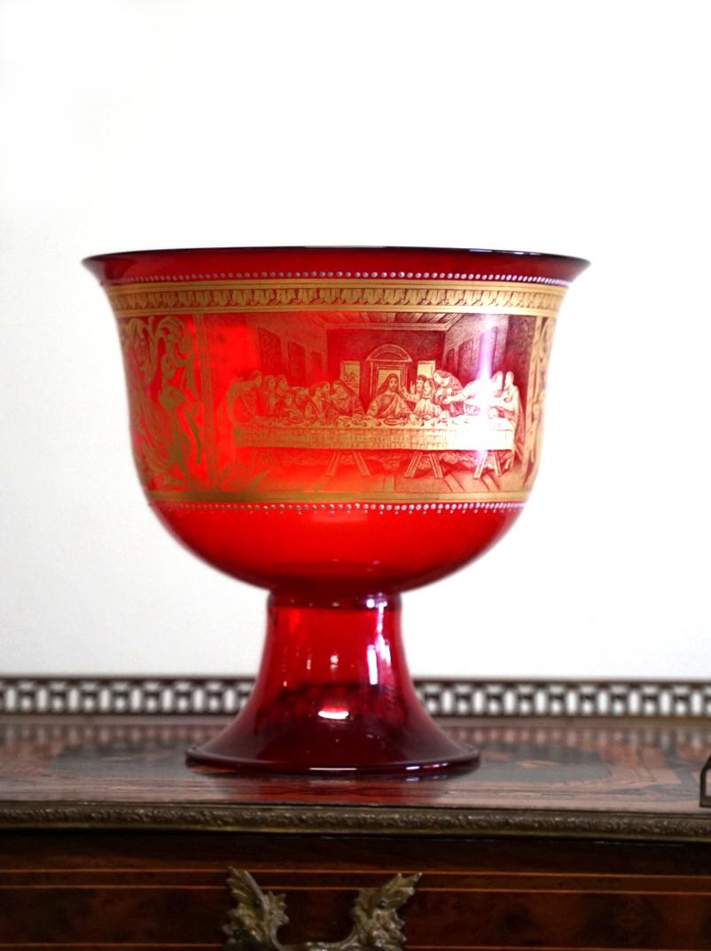 Red blown glass
Age: 19th century.
Dimensions: 21x21 cm.
Condition: good condition, slight signs of wear present.
Description: Murano blown glass wedding cup, decorated with Leonardo Da Vinci's Last Supper painted in gold and in full-colour