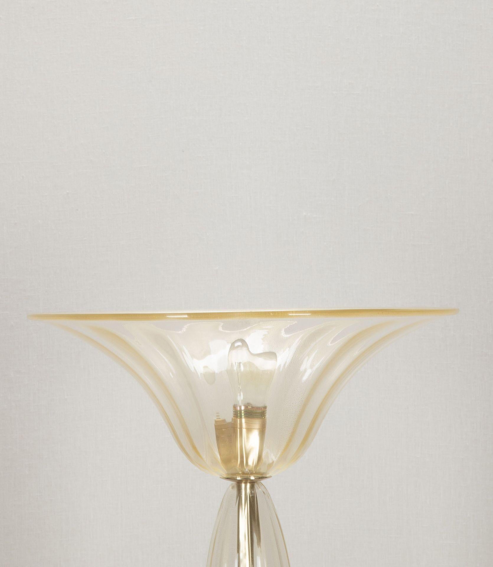 Eine schöne Stehlampe aus Murano-Glas des 20. Jahrhunderts.
Mit goldgepulvertem Innendekor auf dem Glas. Metallarbeiten aus satiniertem Messing. 
Vollständig neu verkabelt nach britischen Standards.