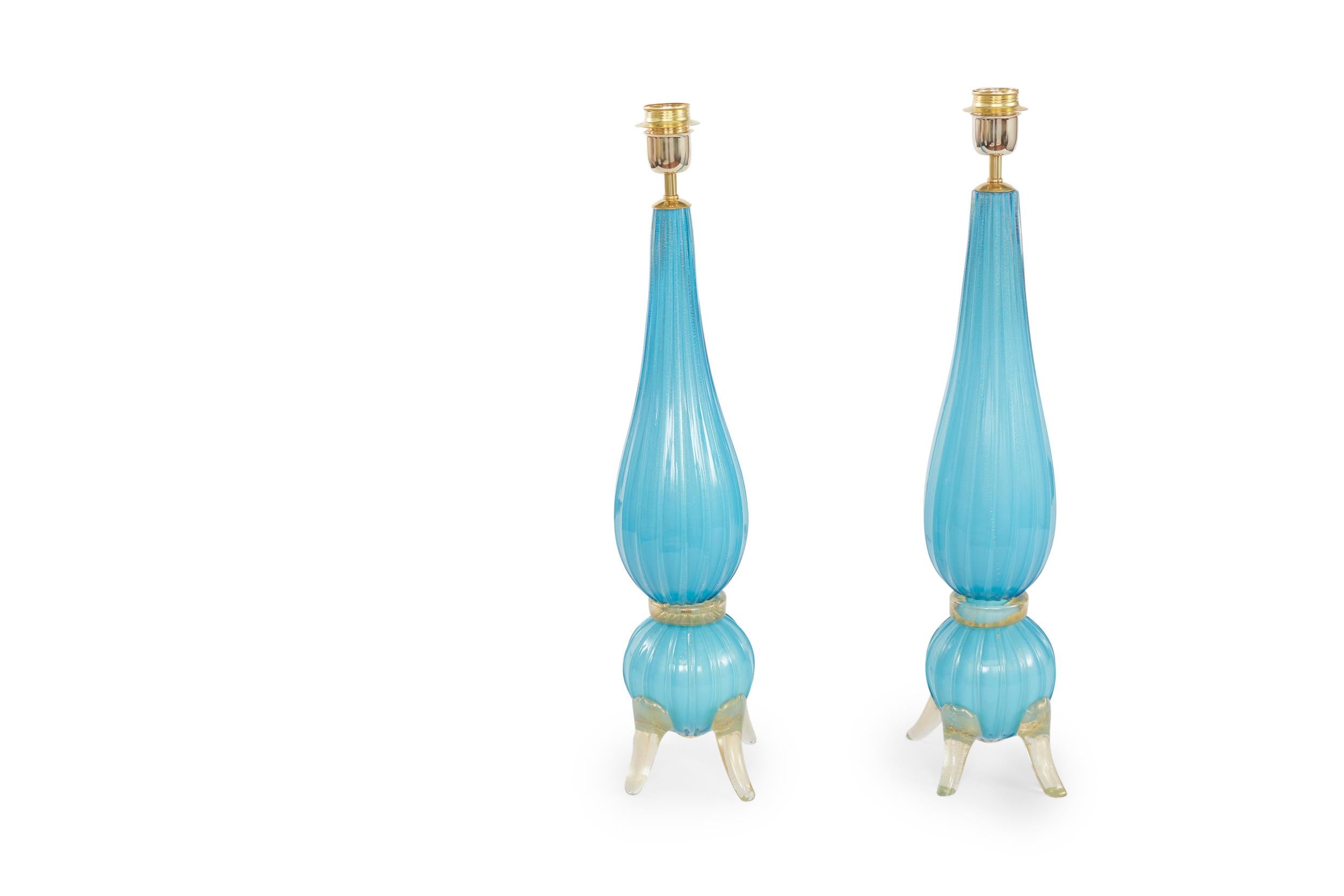 Mitte des 20. Jahrhunderts Muranoglas mit Goldflecken Design Details fußte Paar Tischlampe. Jede Lampe ist in einwandfreiem Zustand. Umverdrahtet für den US-Gebrauch. Jede Lampe ist etwa 26 cm hoch und hat einen Durchmesser von 5,5 cm. Jeder runde