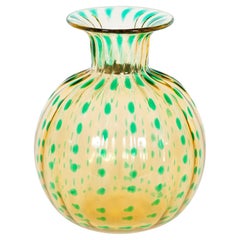 Jarrón redondo de cristal de Murano del siglo XX con motas verdes, atribuido a Caramea