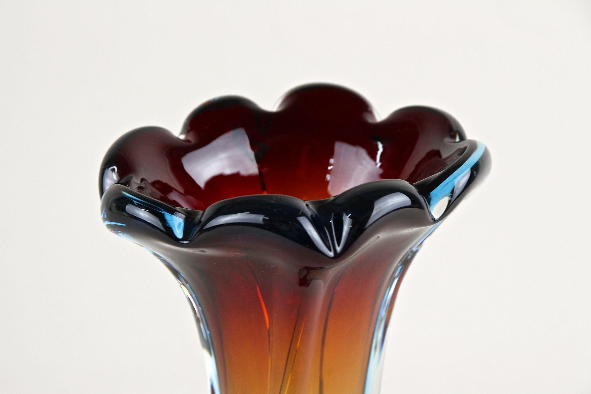 Murano-Glasvase des 20. Jahrhunderts - Bernstein/Dunkelrot/Blau, Mitte des Jahrhunderts, IT ca. 1960 im Angebot 7