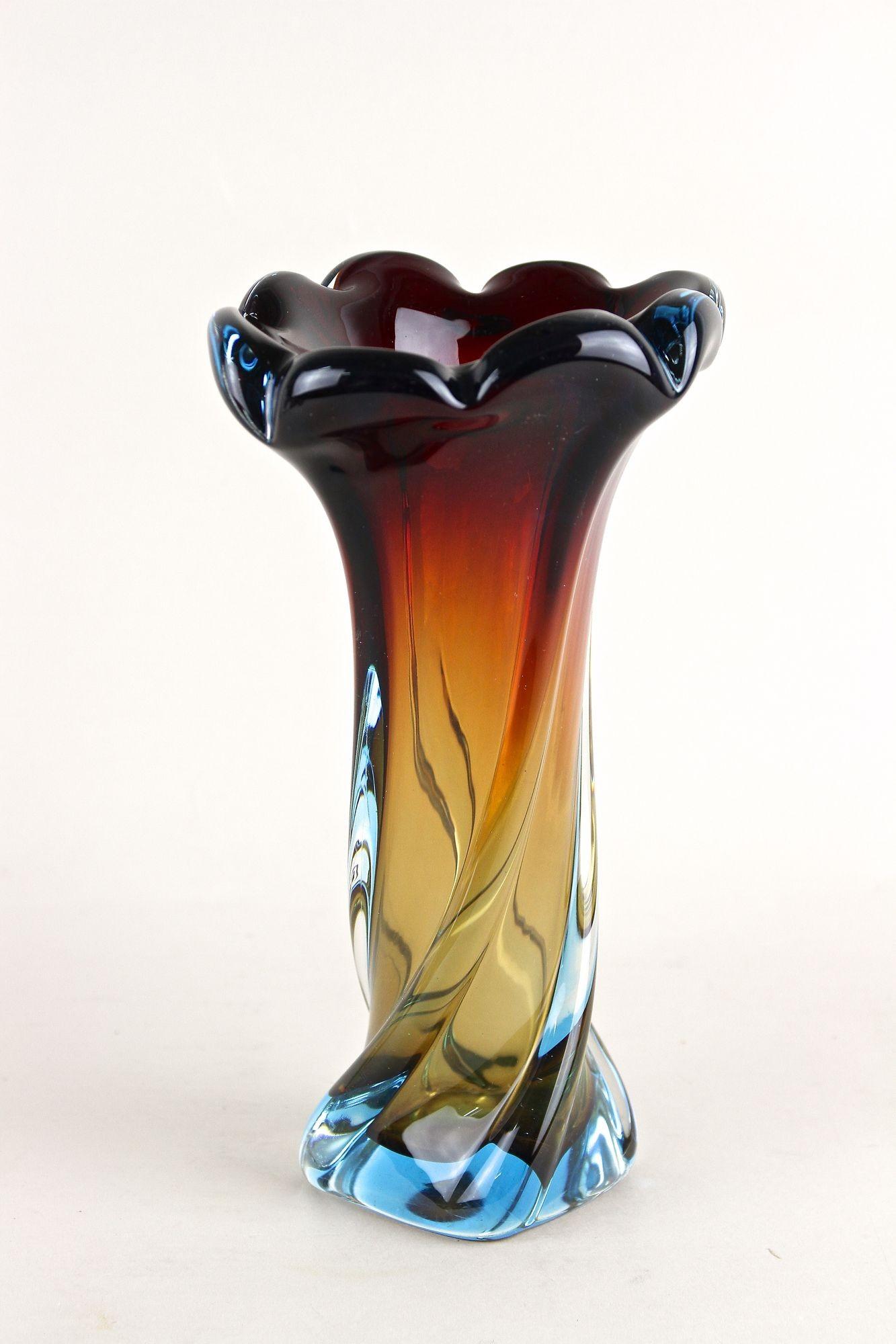 Unglaublich schöne Vase aus Murano-Glas aus der Mitte des Jahrhunderts aus den berühmten Werkstätten von Sommerso Murano in Italien. Diese kunstvoll handgefertigte italienische Glasvase aus der Zeit um 1960 besticht durch einen wunderschönen
