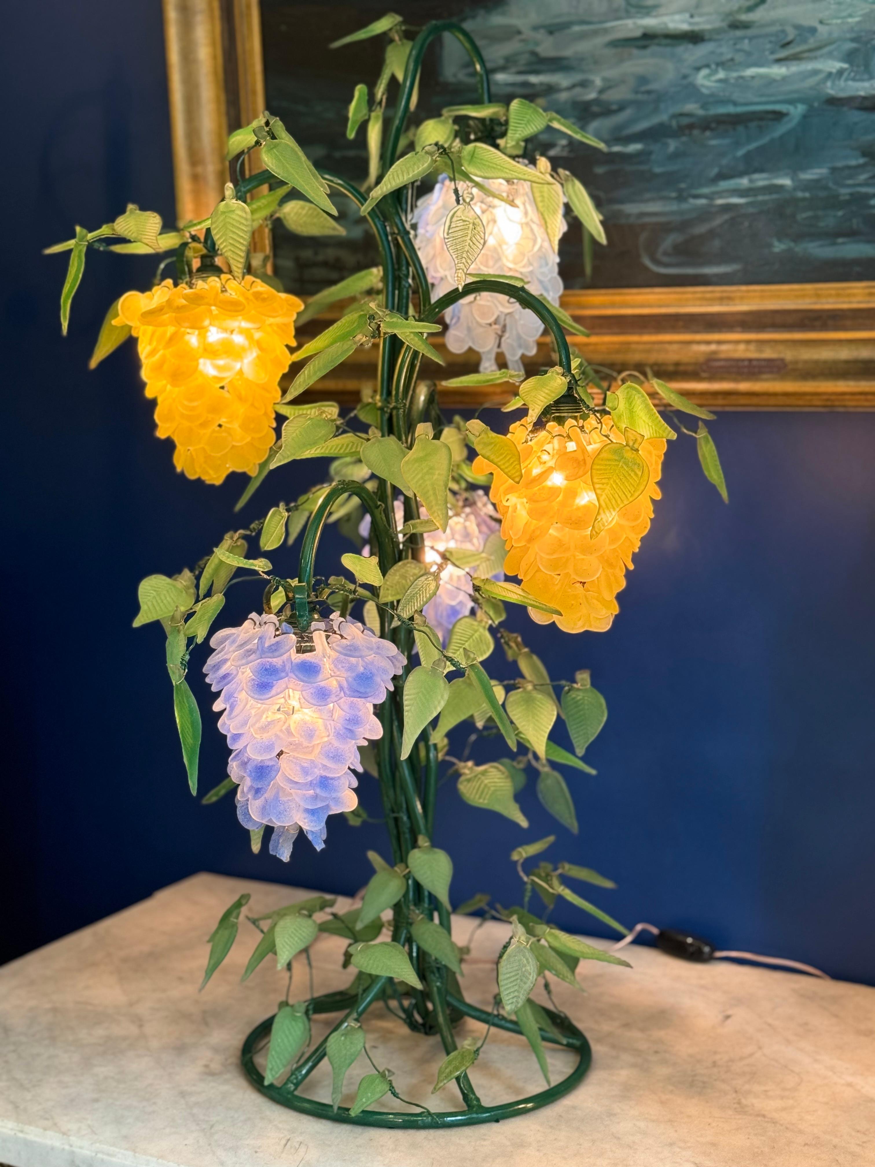 Diese bemerkenswerte Tischlampe aus Murano-Glas aus der Mitte des 20. Jahrhunderts, um 1950, ist ein seltenes Schmuckstück, das die reiche Tradition und Kunstfertigkeit der Murano-Glasherstellung wunderbar zum Ausdruck bringt. Die Leuchte zeichnet
