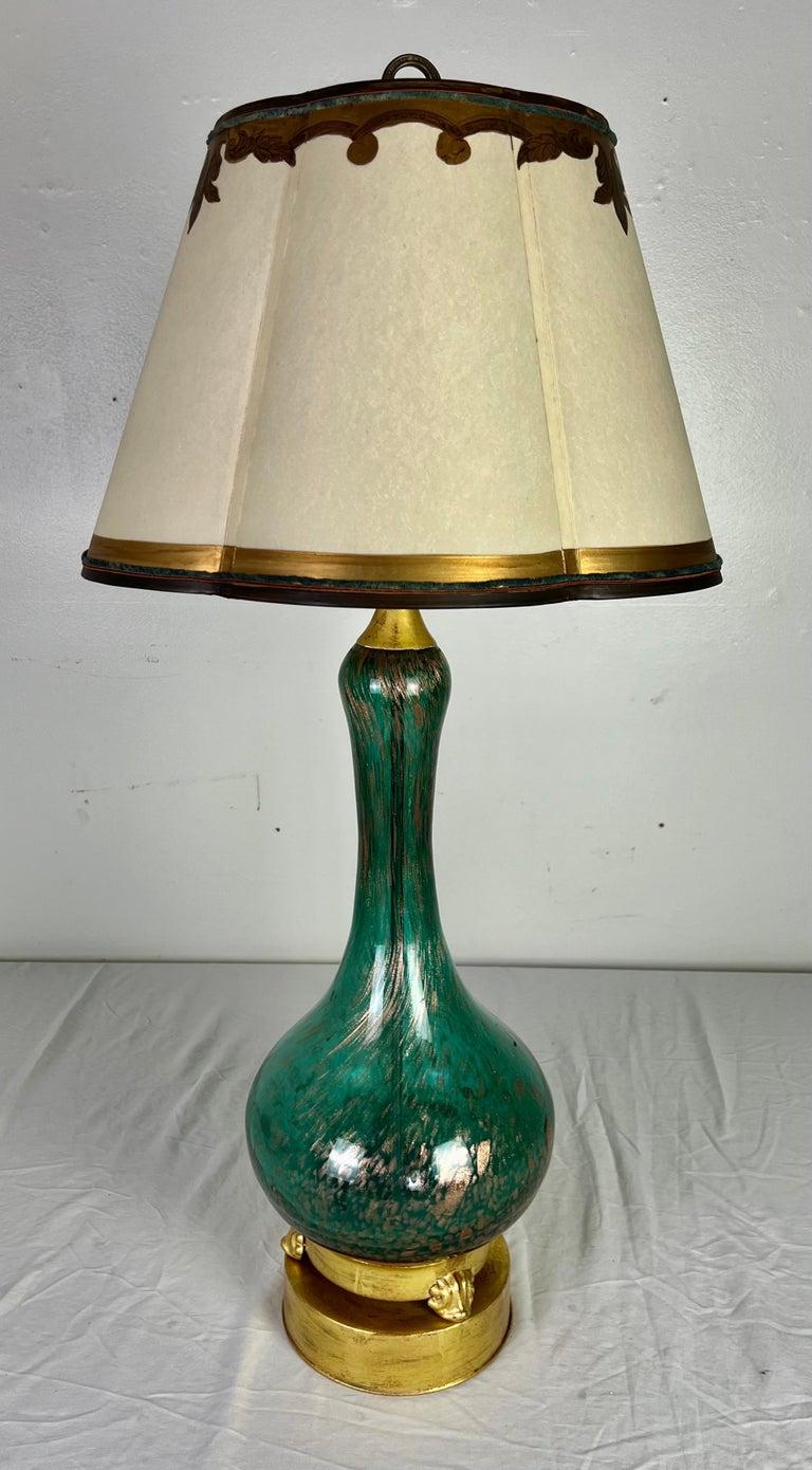 Italienische Murano-Lampe des 20. Jahrhunderts mit maßgeschneidertem Pergamentschirm. Die Lampe hat einen satten blaugrünen Farbton mit goldenen Flecken und steht auf einem vergoldeten Metallsockel.