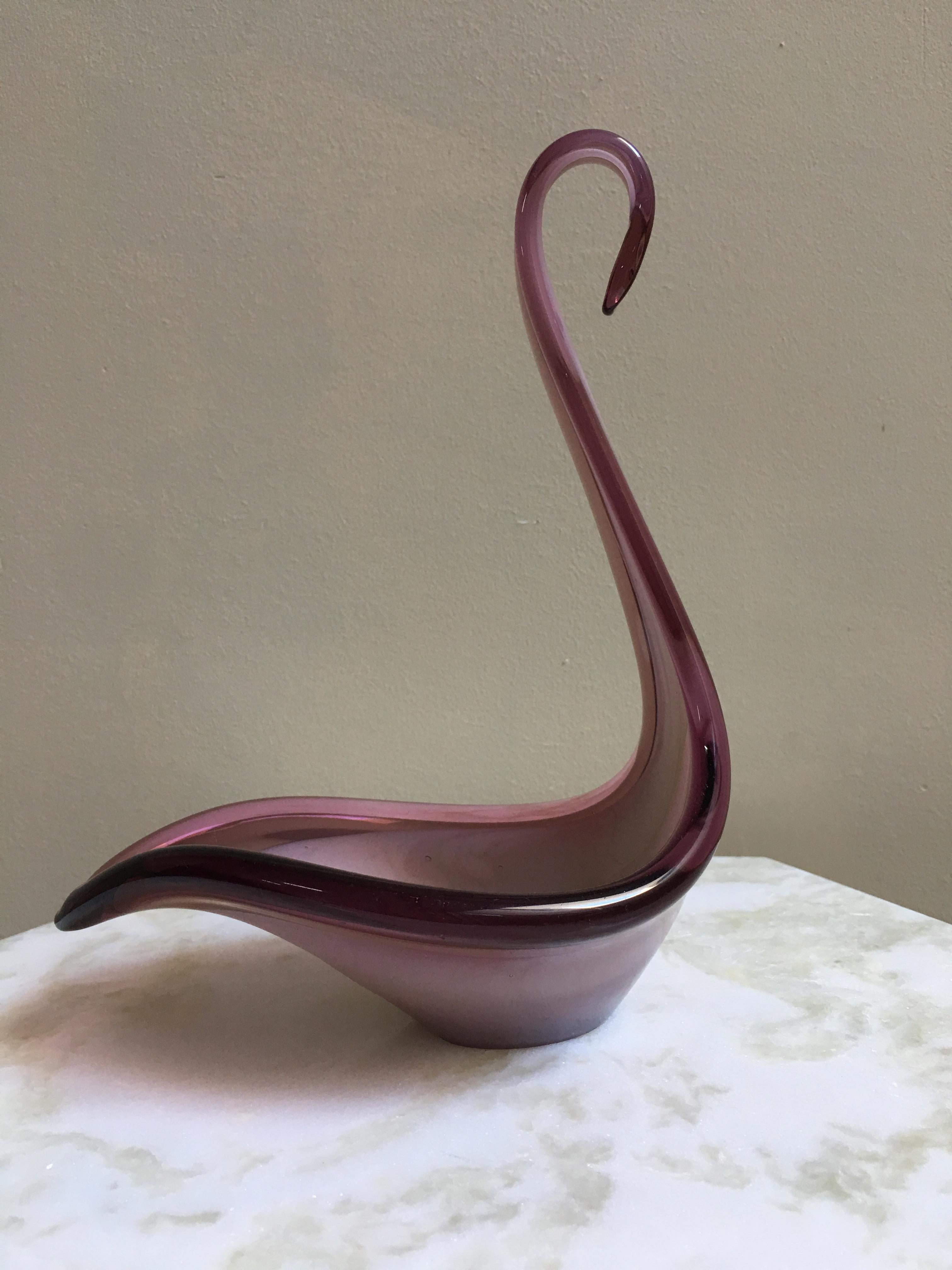 La sculpture en verre d'art italien pourpre et violet de Murano représente un cygne.