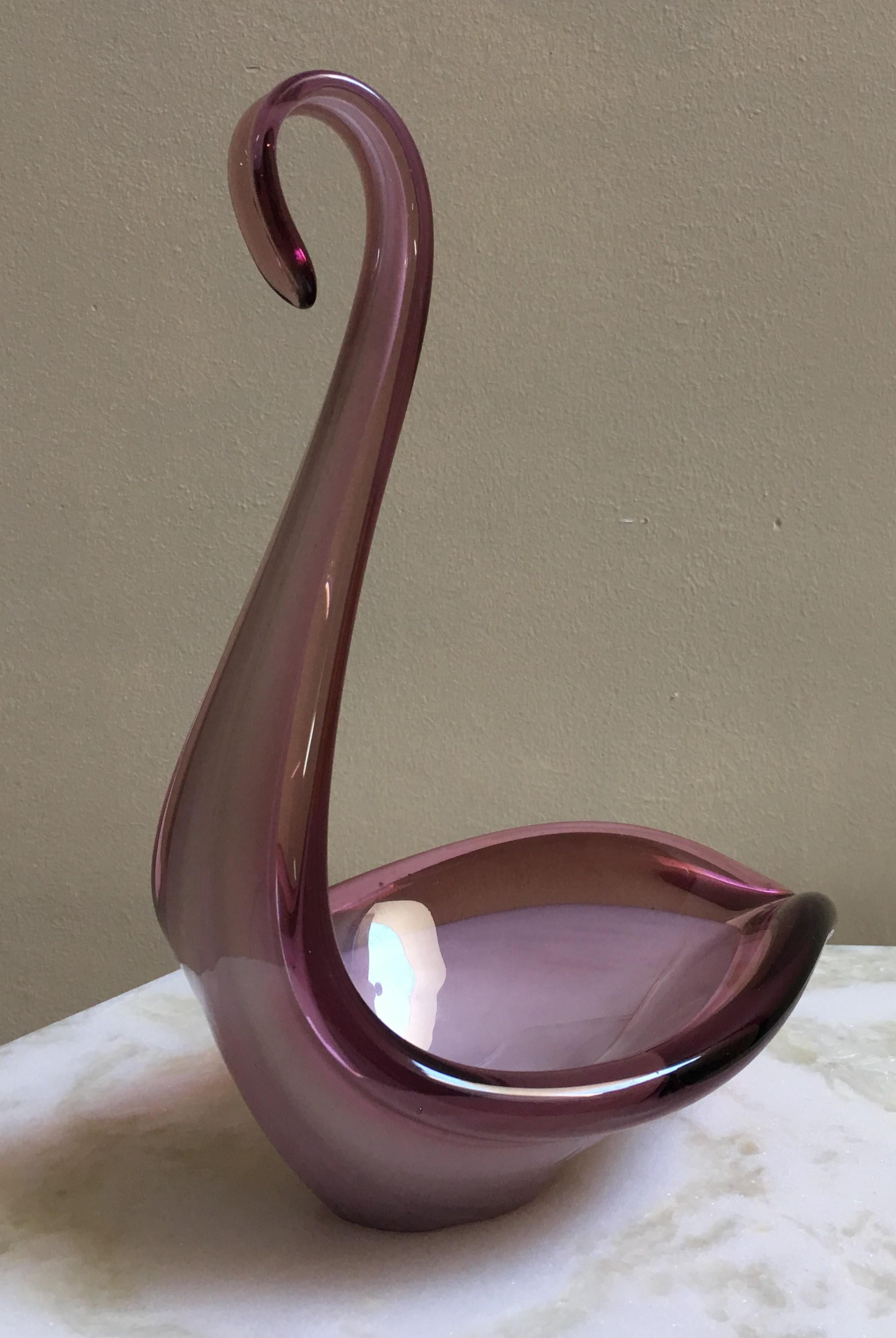 20ième siècle Sculpture en verre d'art italien du 20e siècle, Murano, avec un cygne pourpre et violet en vente