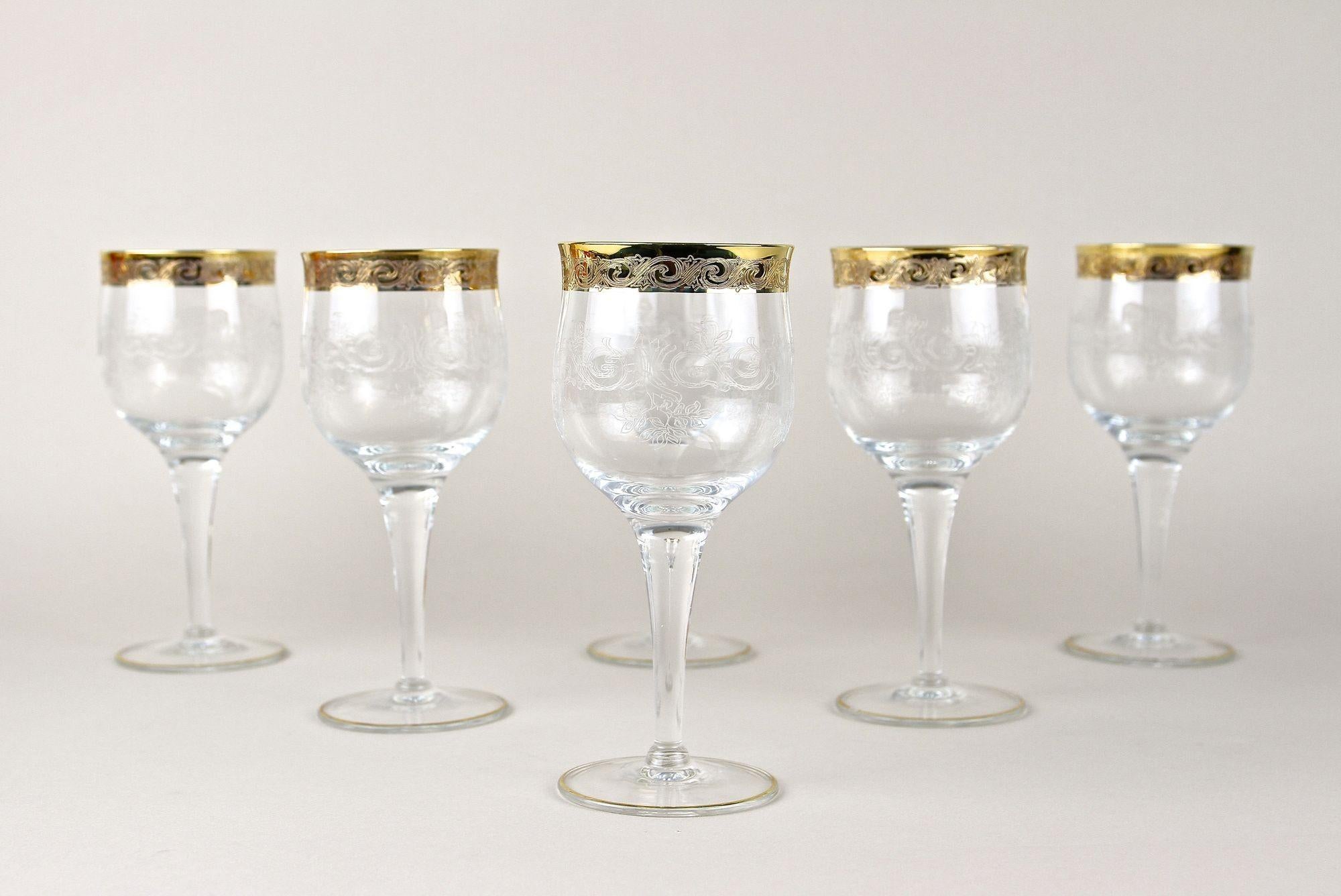 Fantastico set di sei bicchieri da vino di Murano risalenti alla metà del XX secolo, in Italia intorno al 1940. Questi bicchieri da vino italiani dal design eccezionale colpiscono per il loro design assolutamente nobile, ornato da bellissime