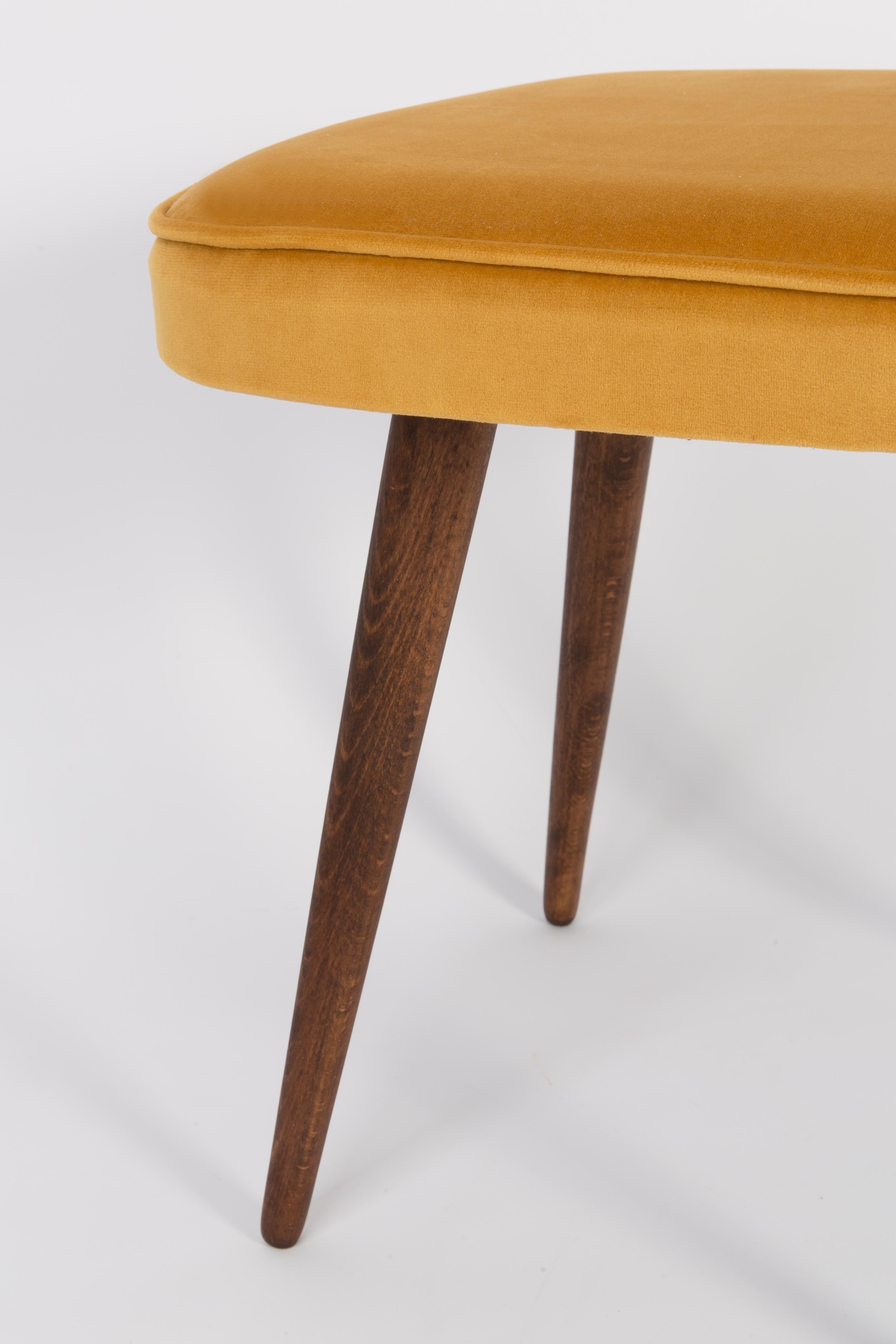 Mid-Century Modern Tabouret à pieds en velours jaune moutarde du milieu du siècle, Europe, années 1960 en vente