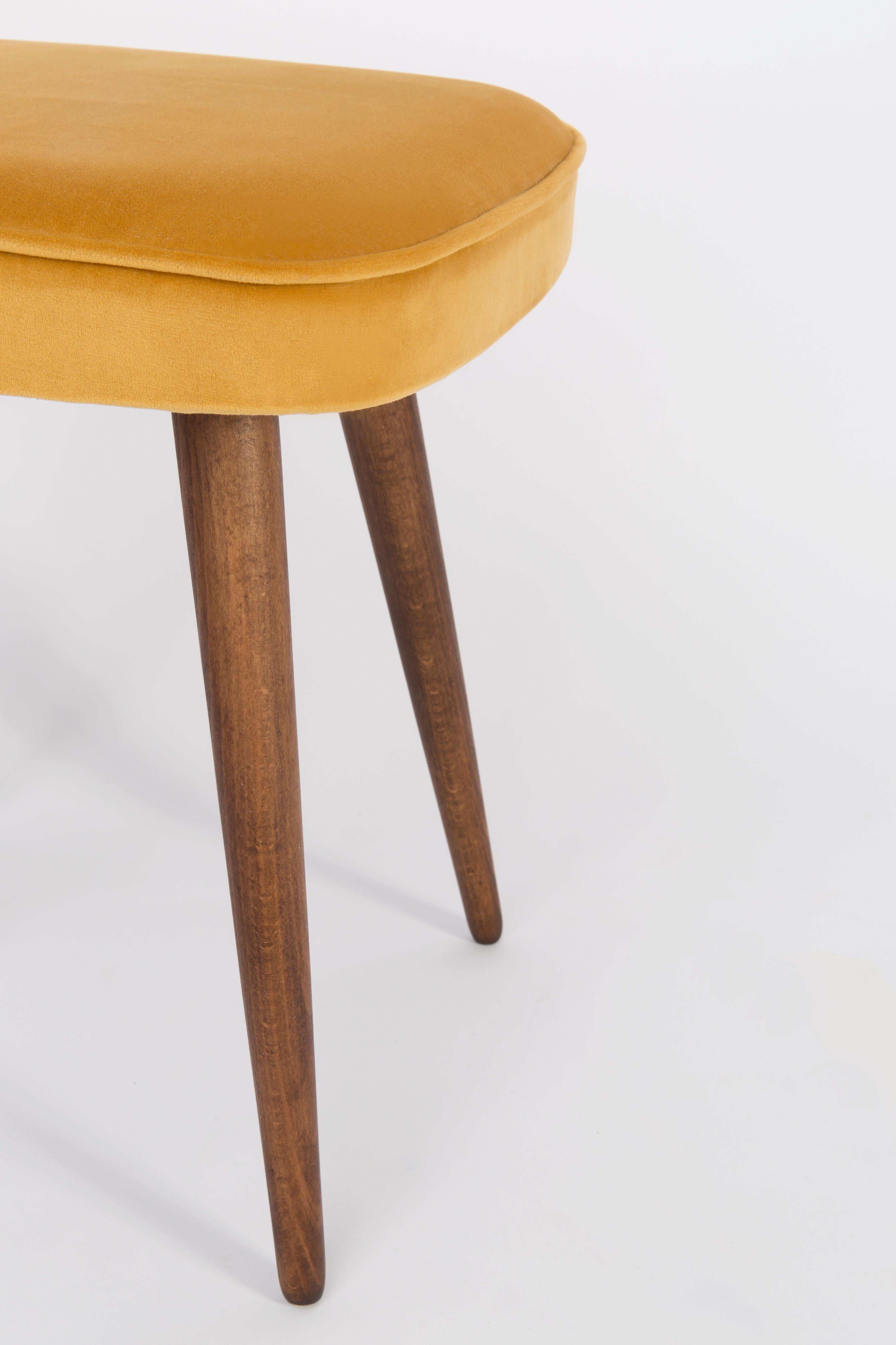 Polonais Tabouret à pieds en velours jaune moutarde du milieu du siècle, Europe, années 1960 en vente