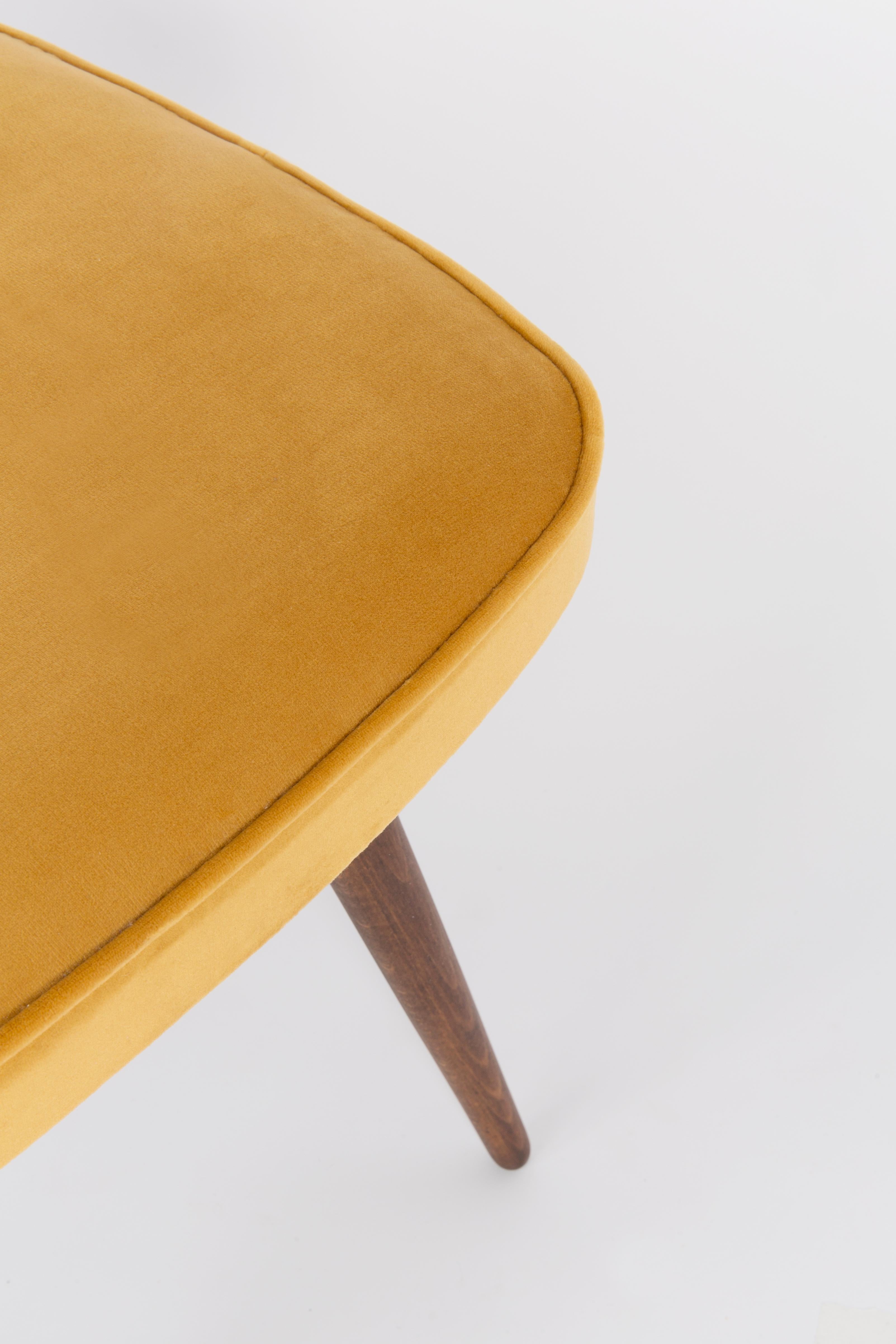 Fait main Tabouret à pieds en velours jaune moutarde du milieu du siècle, Europe, années 1960 en vente