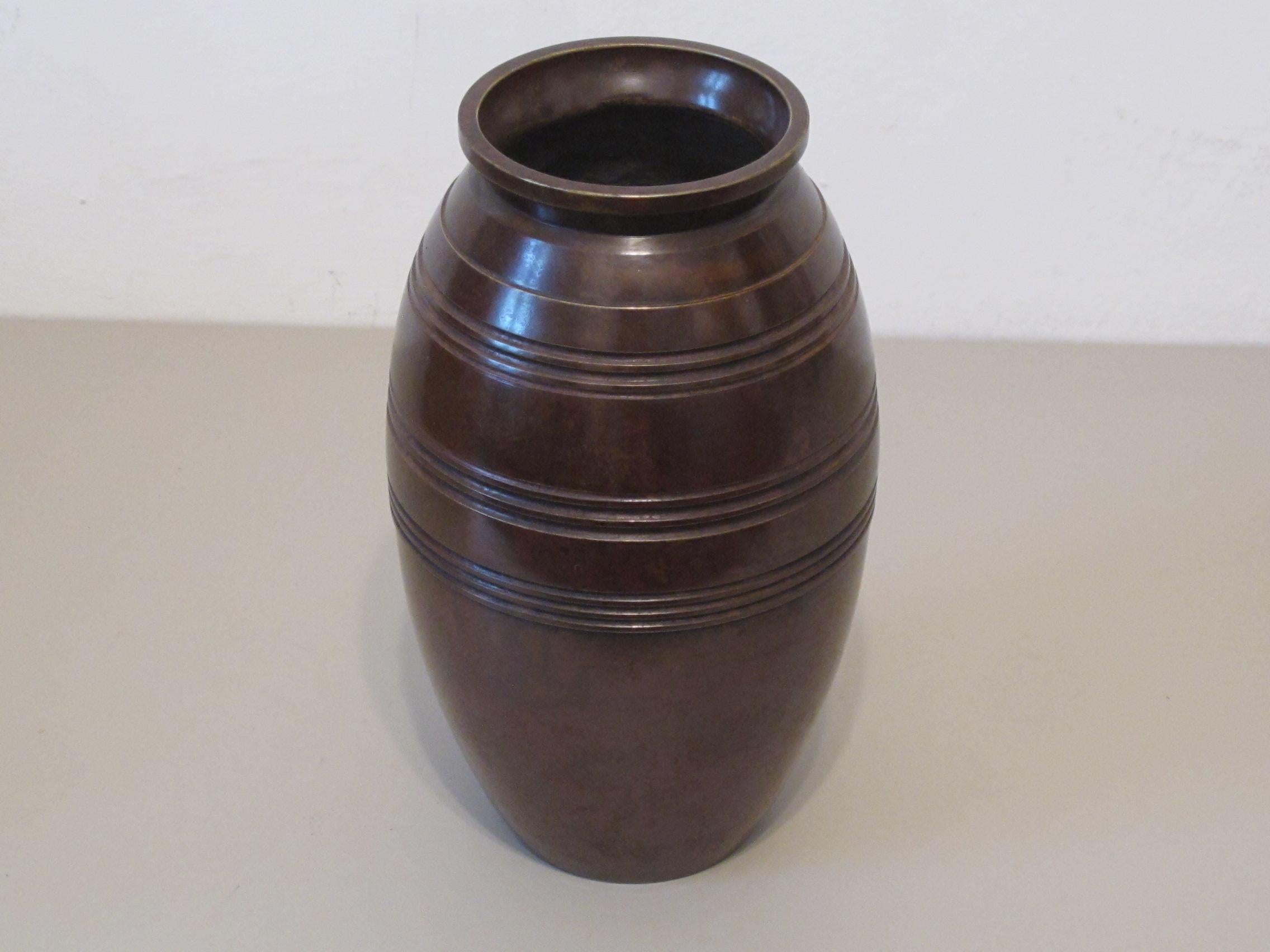 A Nakajima Yasumi (1877-1952) bronze vase with a typical patina
The beautiful color suggests the patina of ancient Chinese copperware.
This color is created by a traditional Japanese technique in which acids reaction the fire surface.
 