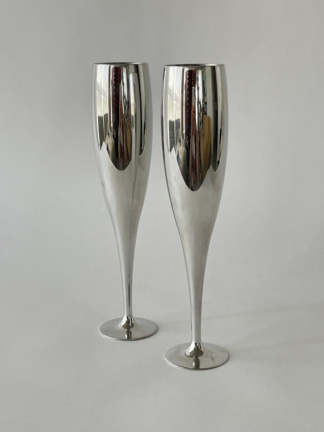20th Century Nambe aluminum champagne glasses with a beautiful shiny polished body and in great vintage condition. Perfect statement set for any occasion or the occasion.
 