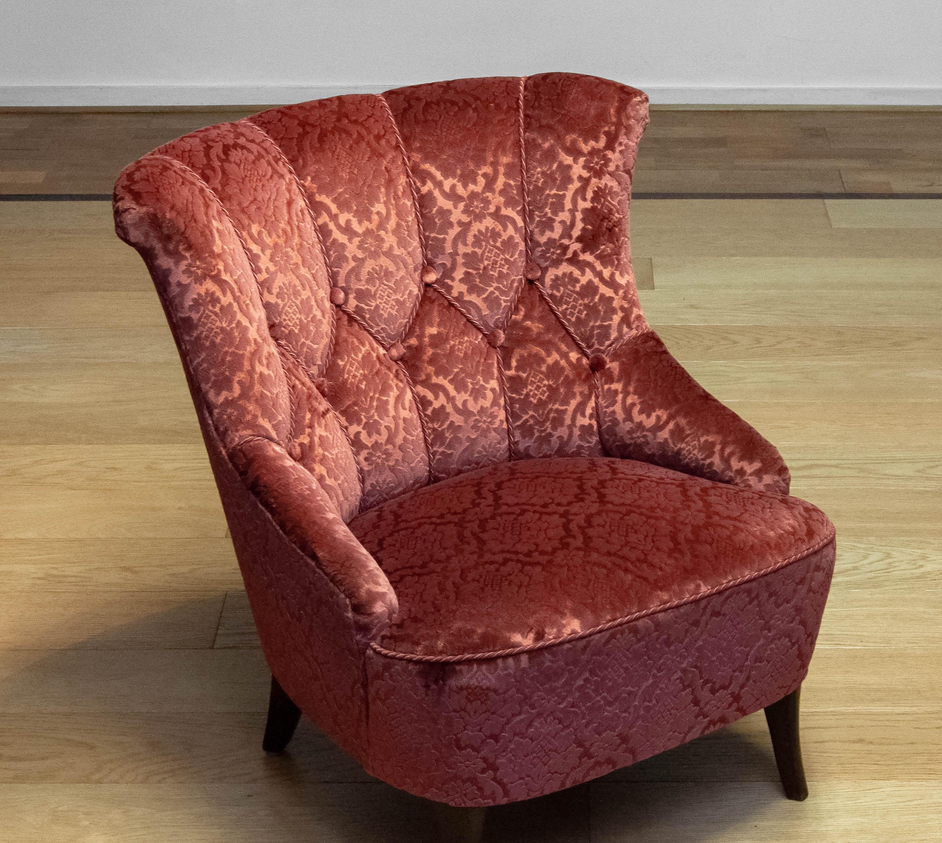 Magnifique chaise Napoléon III (scandinave).
Cette chaise a été entièrement retapissée avec le velours jacquard brique ton sur ton des années 70. Les sangles et les ressorts sont en bon état.
Dans l'ensemble, la chaise est bien assise et supporte