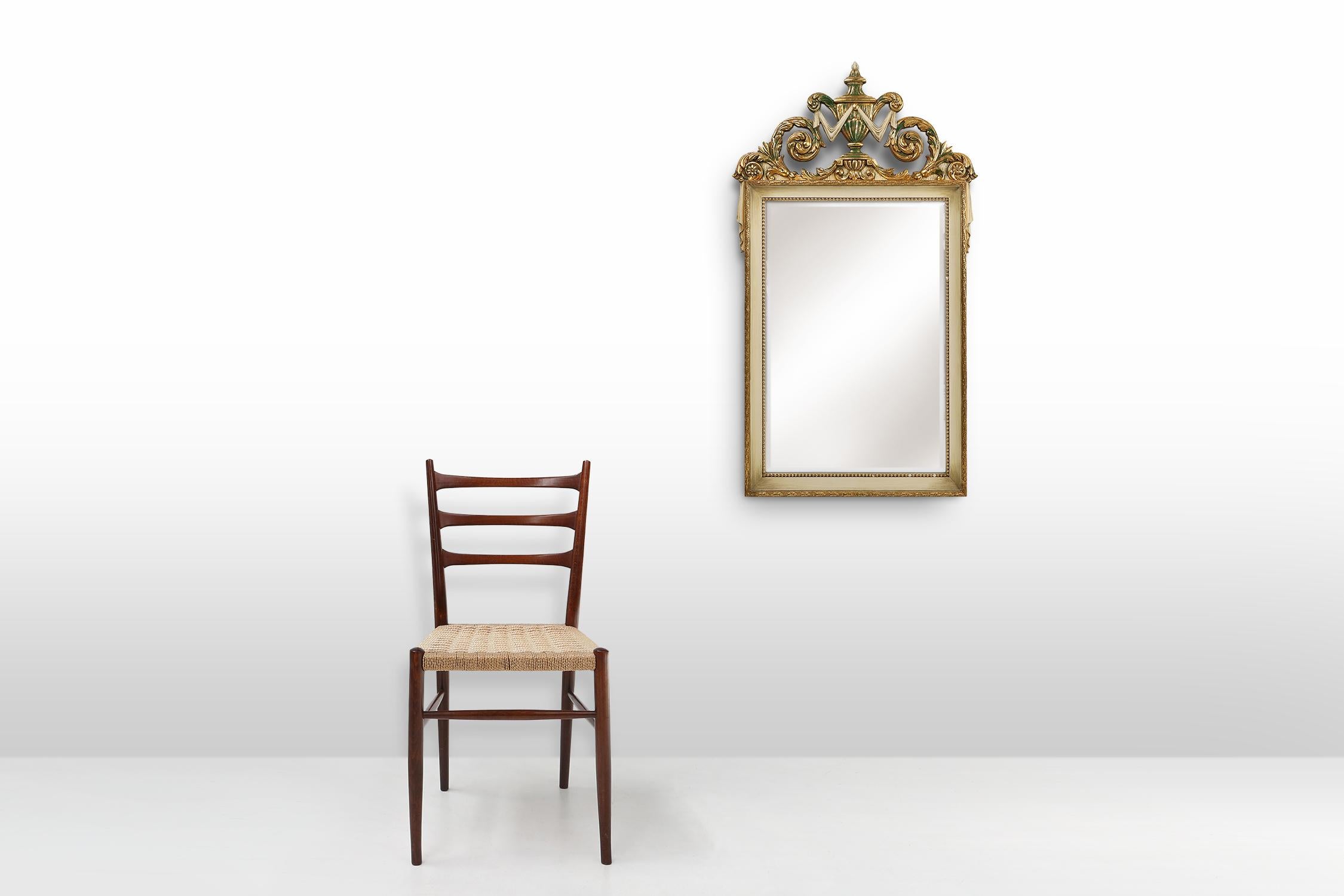 France / 1950 / miroir / bois, miroir / Milieu du siècle / Napoléon III

Miroir rectangulaire de style Napoléon III en bois sculpté et laqué blanc et or. Le cadre décoré de blanc et d'or est moulé et perlé à l'intérieur. Quelques petits détails dans