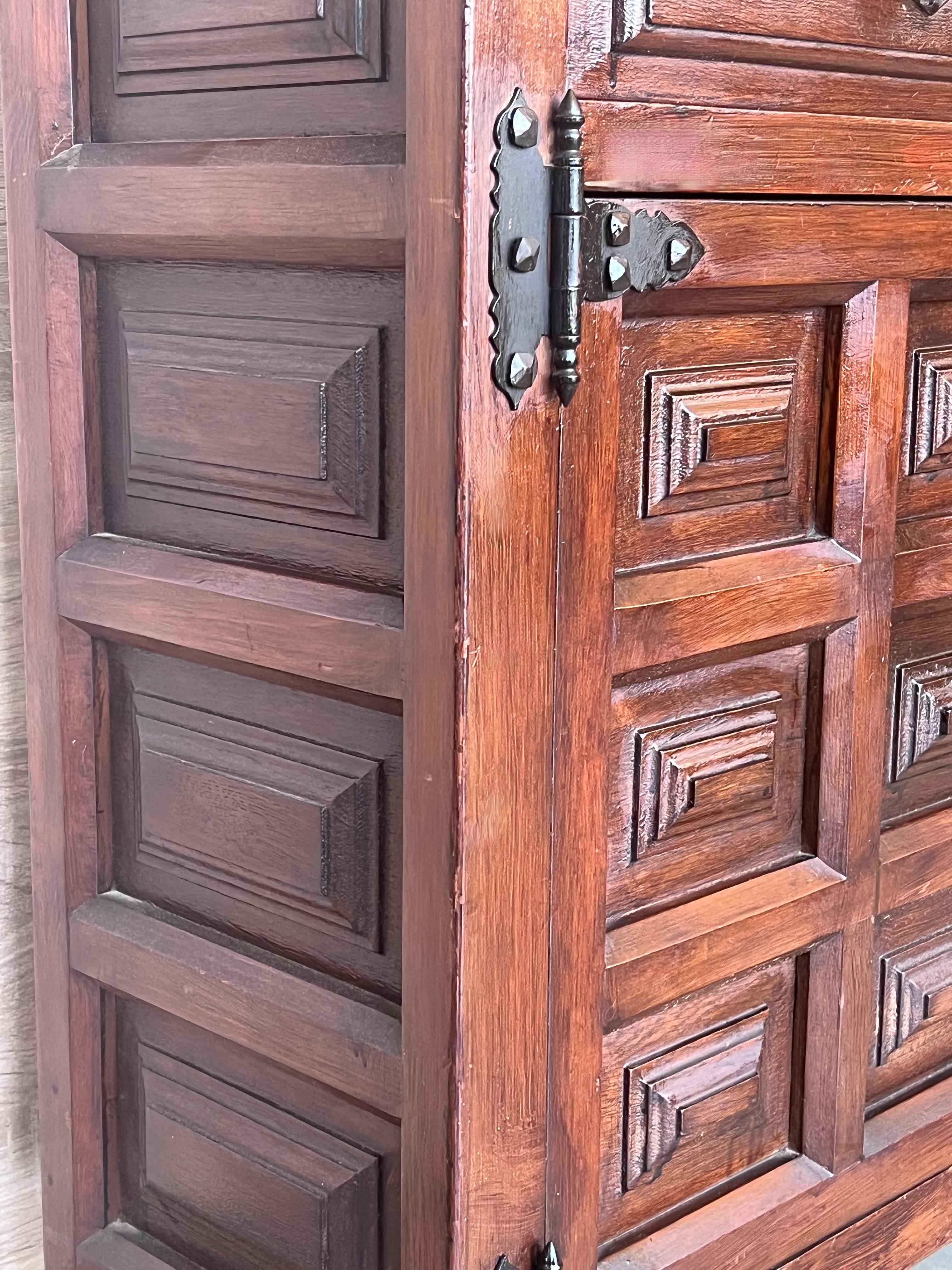 Credenza o buffet barocco catalano spagnolo stretto in noce scuro del XX secolo In condizioni buone in vendita a Miami, FL