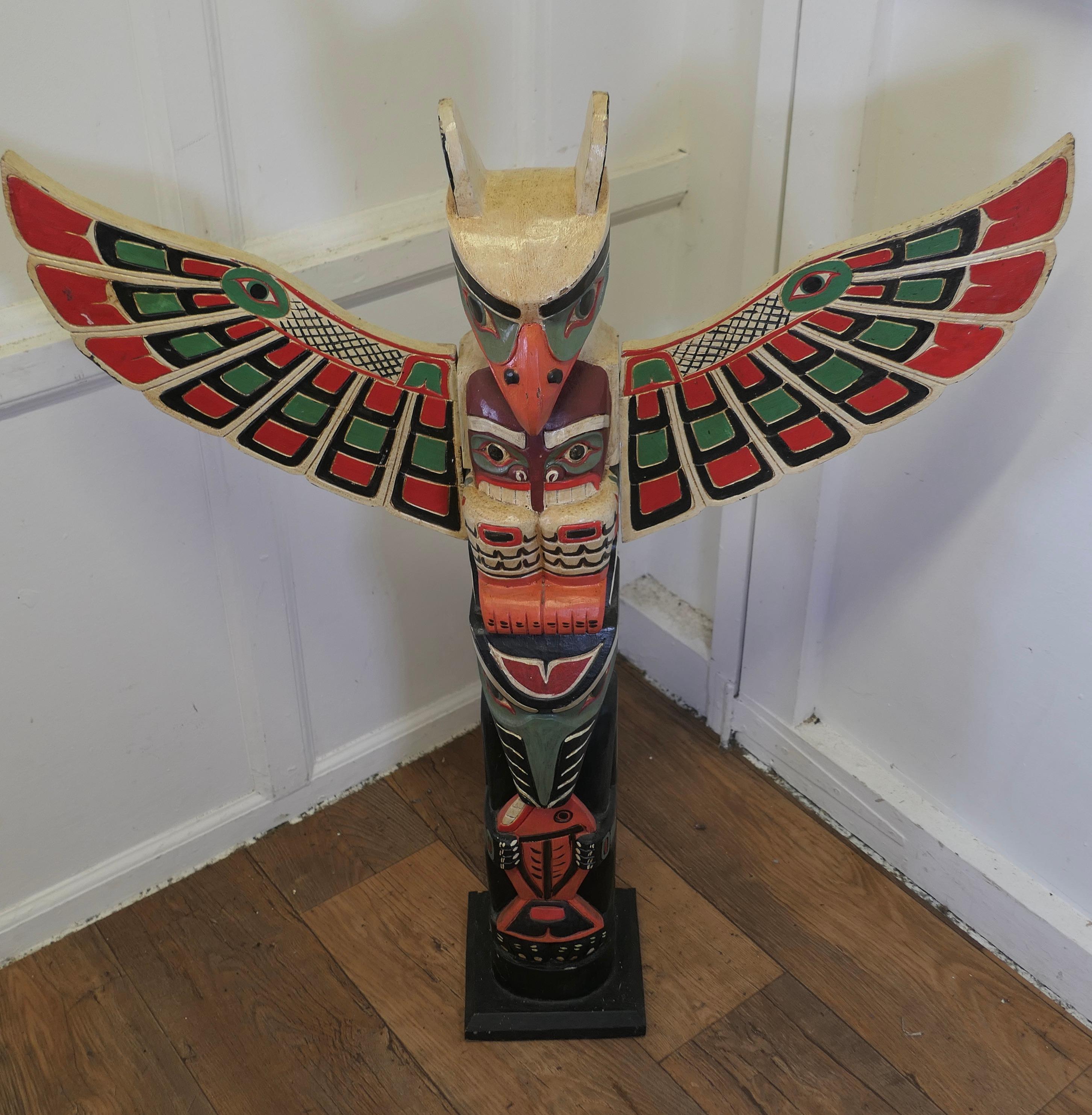 Artisanat Totem peint amérindien du 20ème siècle  Un totem animal peint  en vente