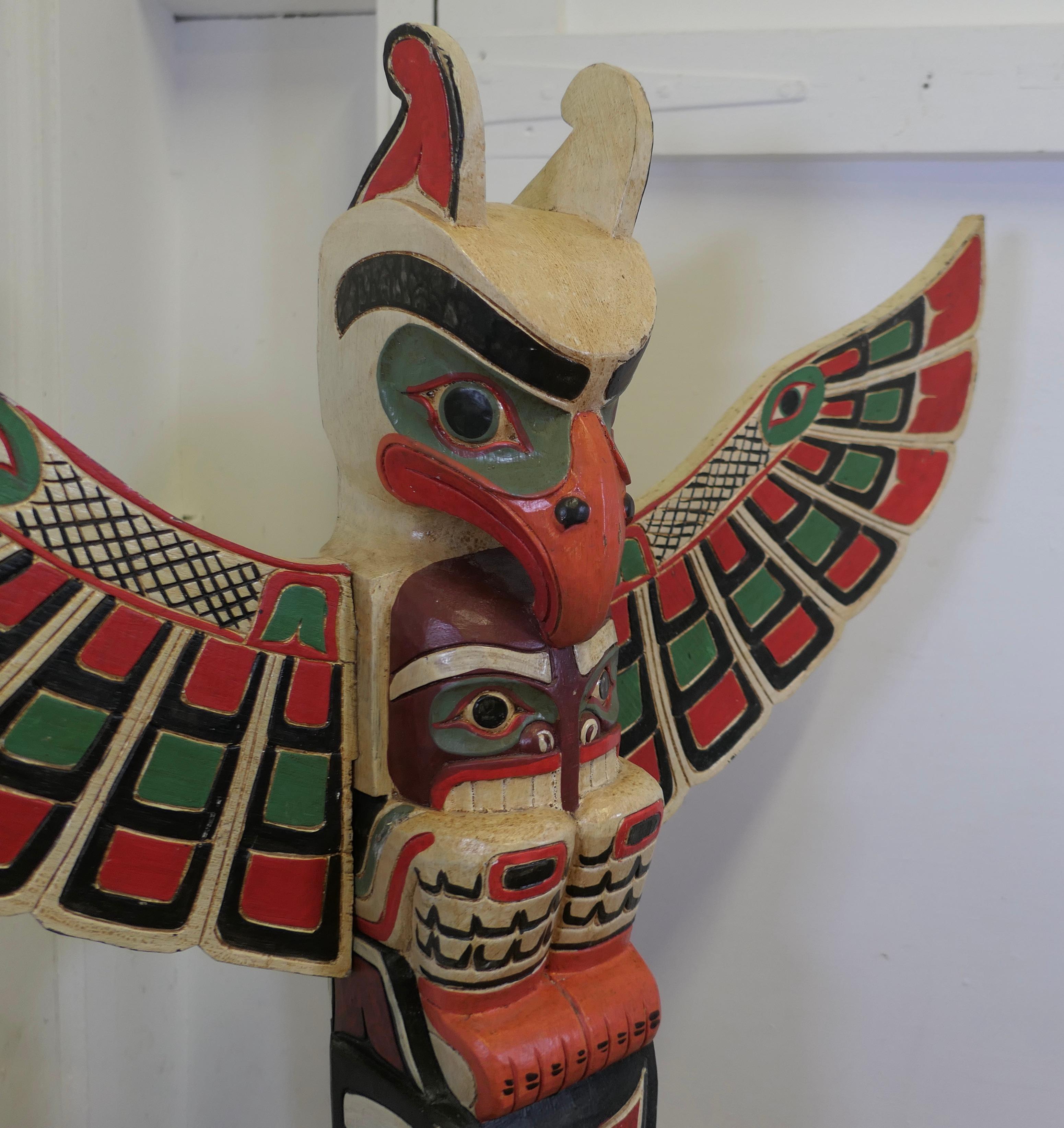 Milieu du XXe siècle Totem peint amérindien du 20ème siècle  Un totem animal peint  en vente