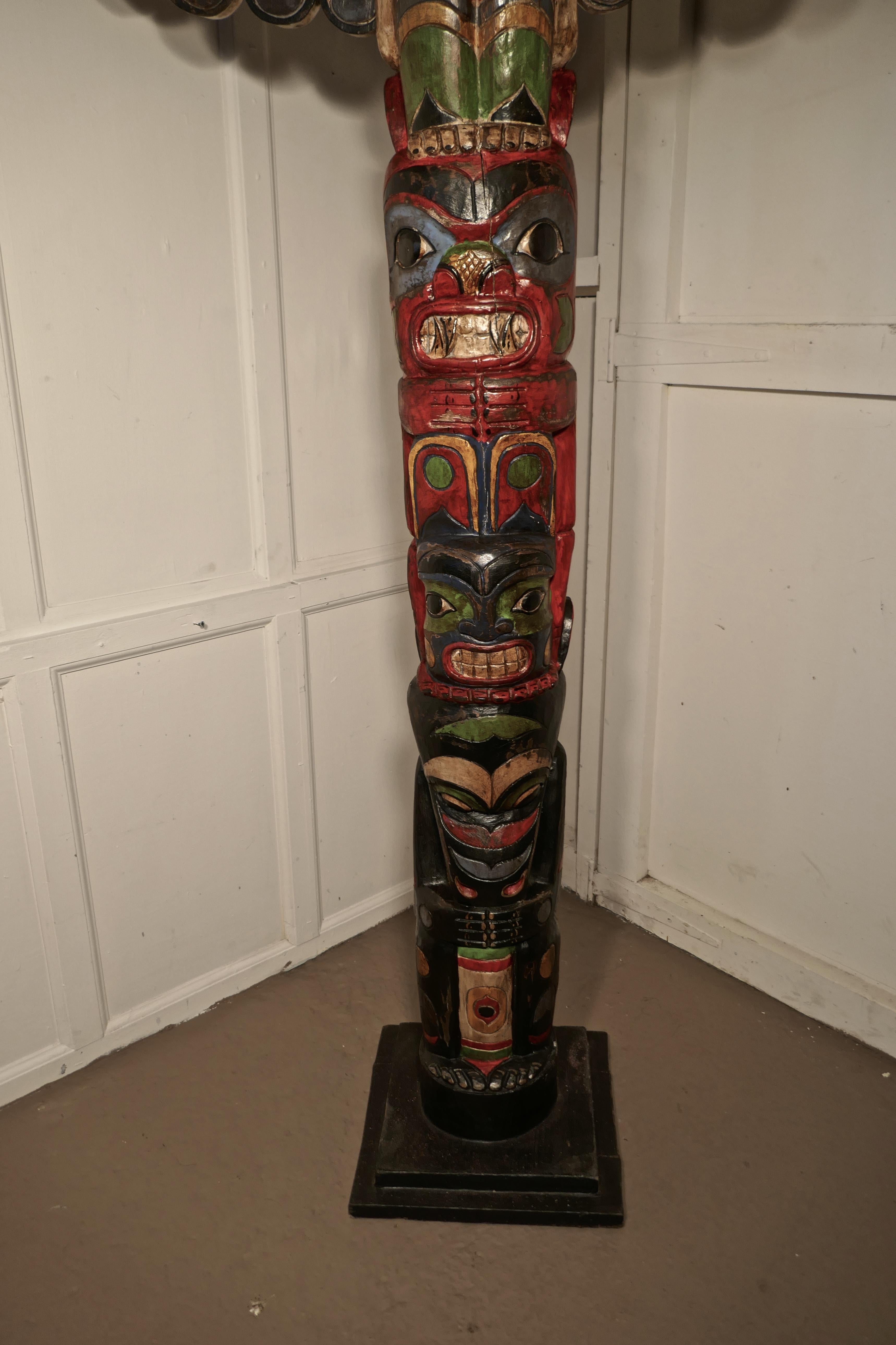 Tótem pintado de los indios americanos del siglo XX 5