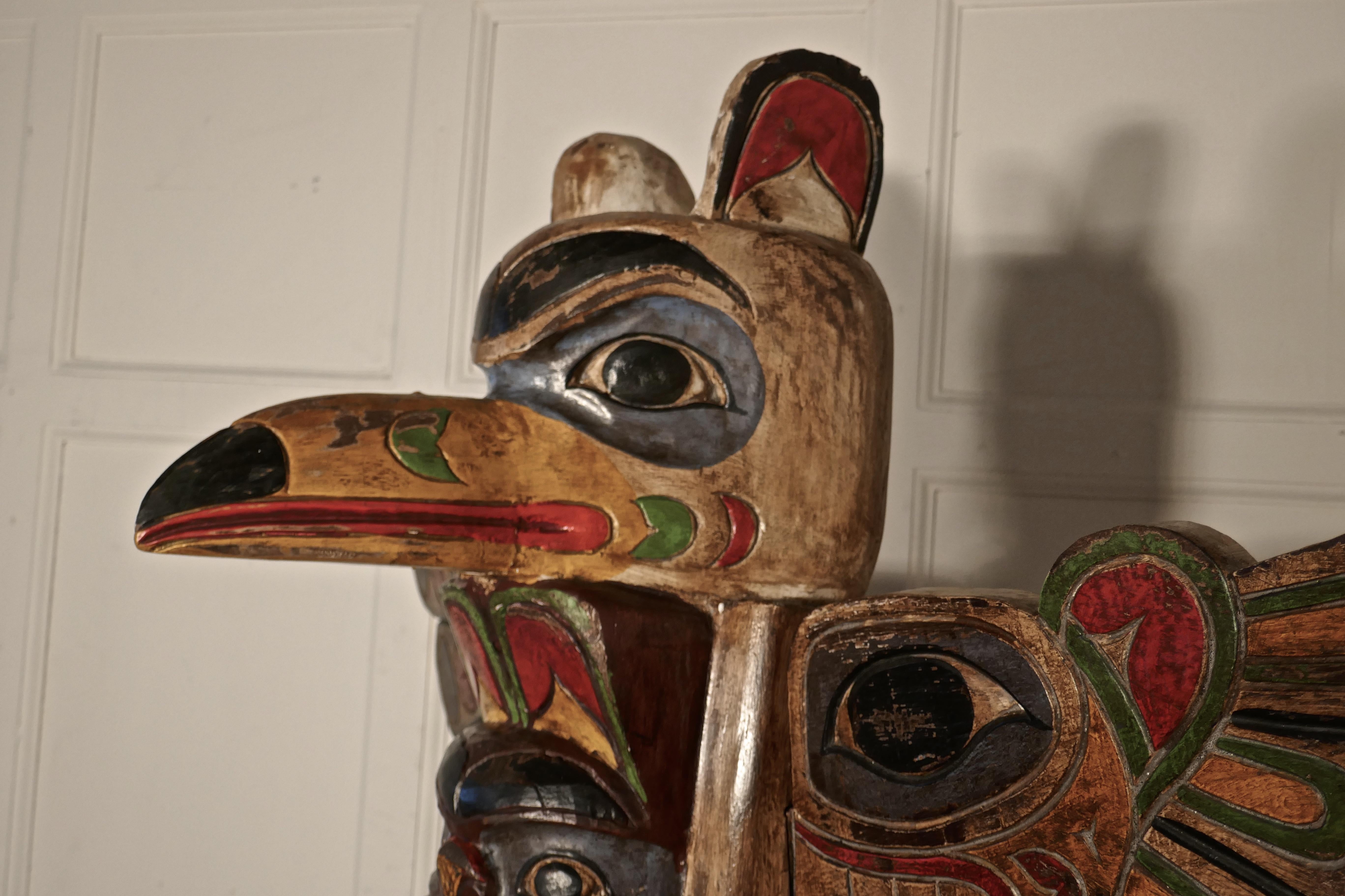 Tótem pintado de los indios americanos del siglo XX clásico estadounidense