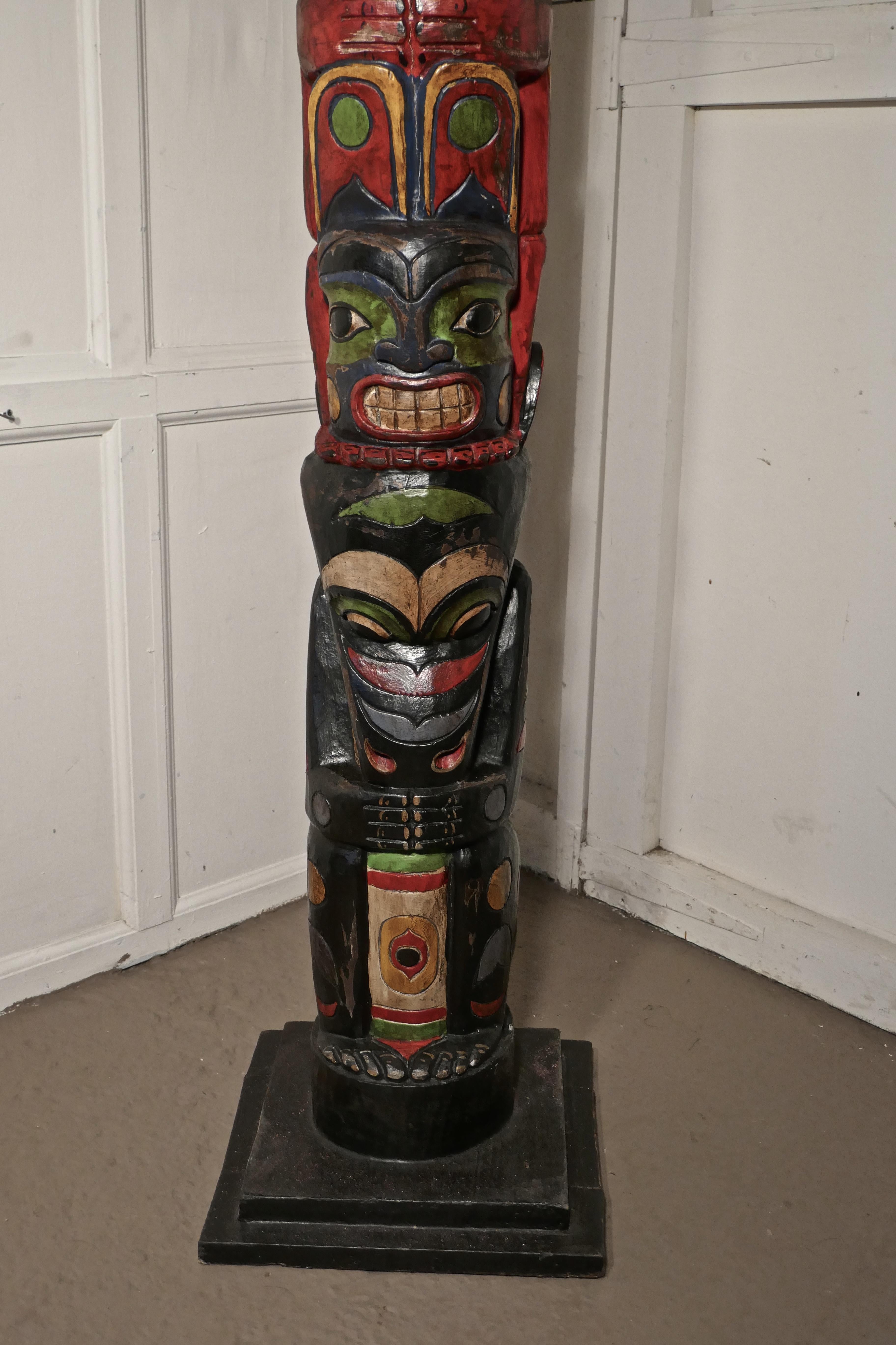 Tótem pintado de los indios americanos del siglo XX Madera