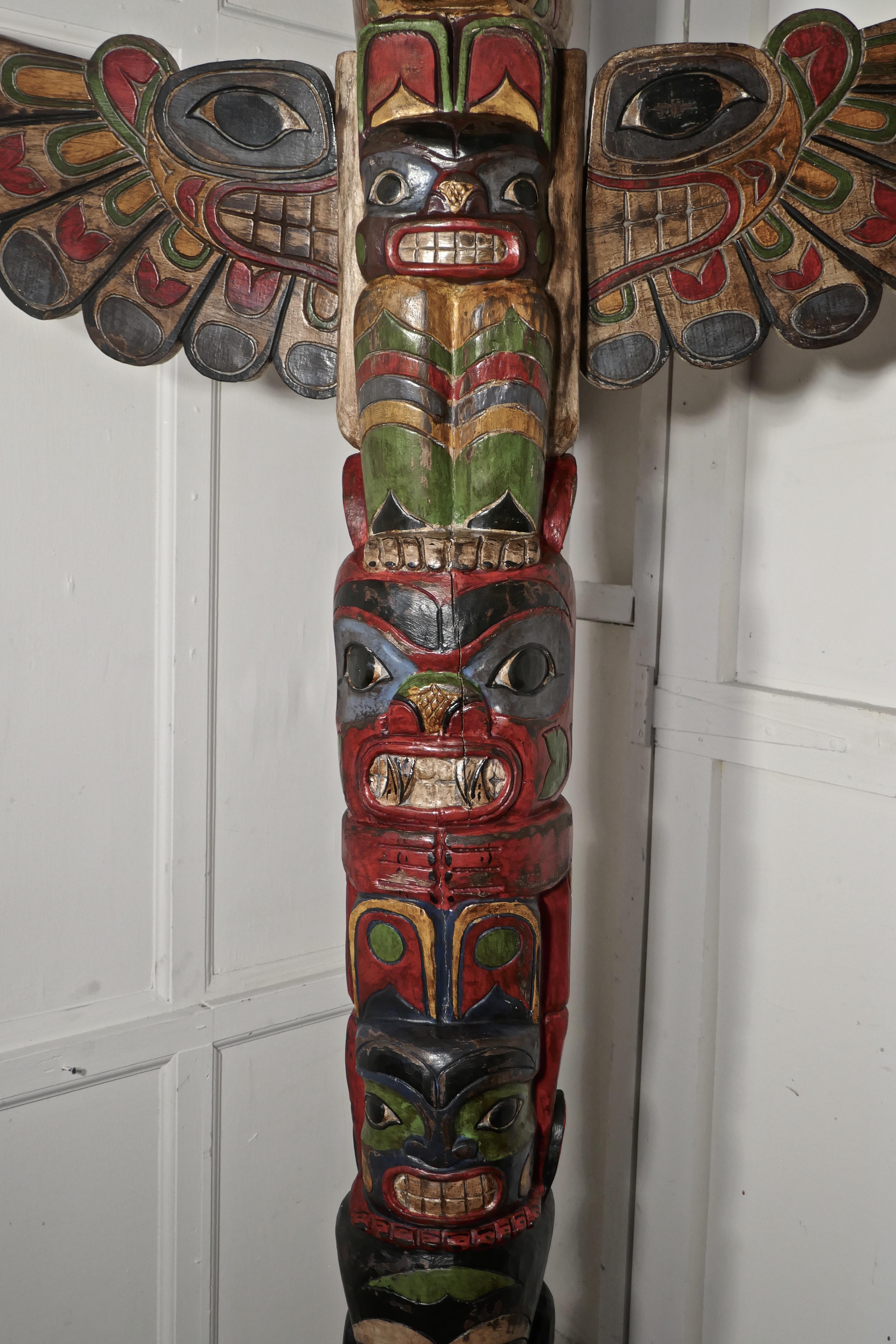 Tótem pintado de los indios americanos del siglo XX 1
