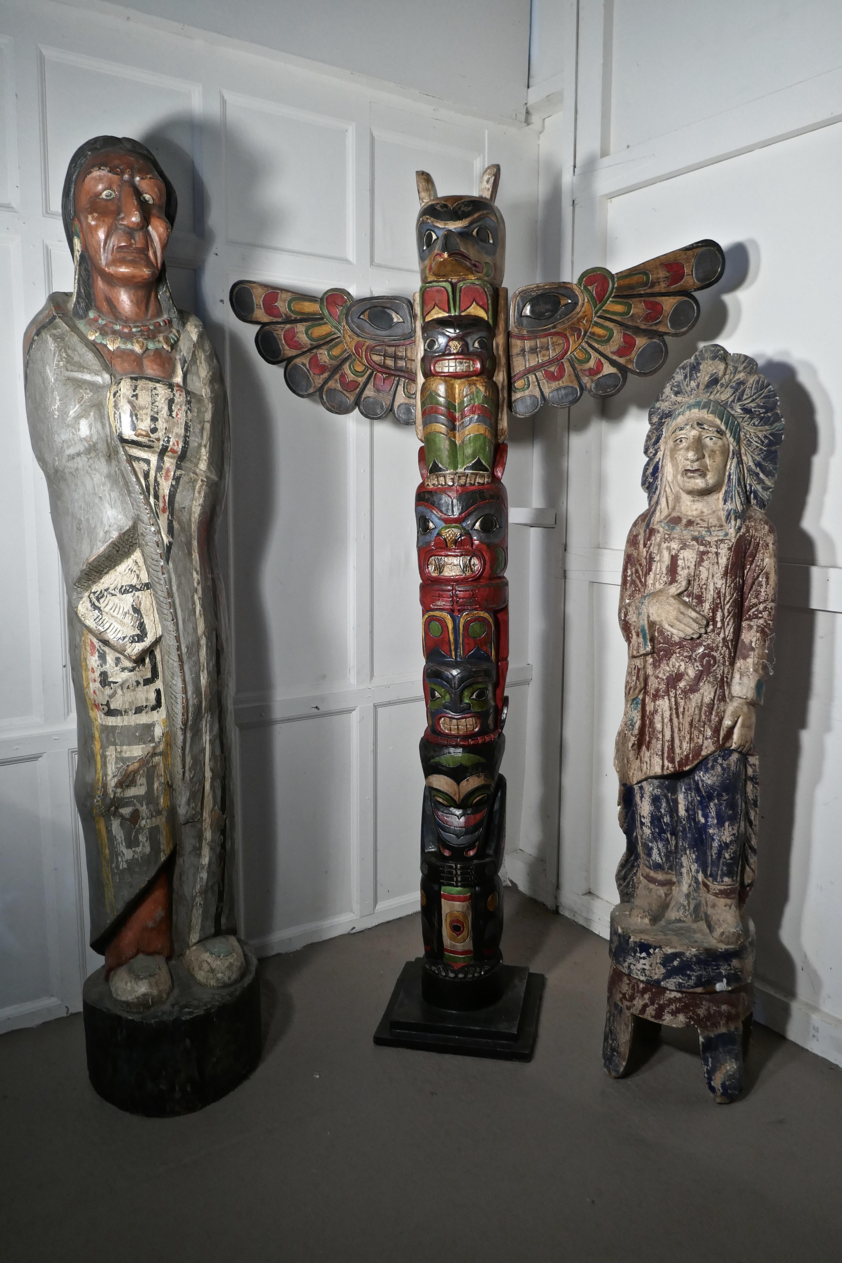 Tótem pintado de los indios americanos del siglo XX 3