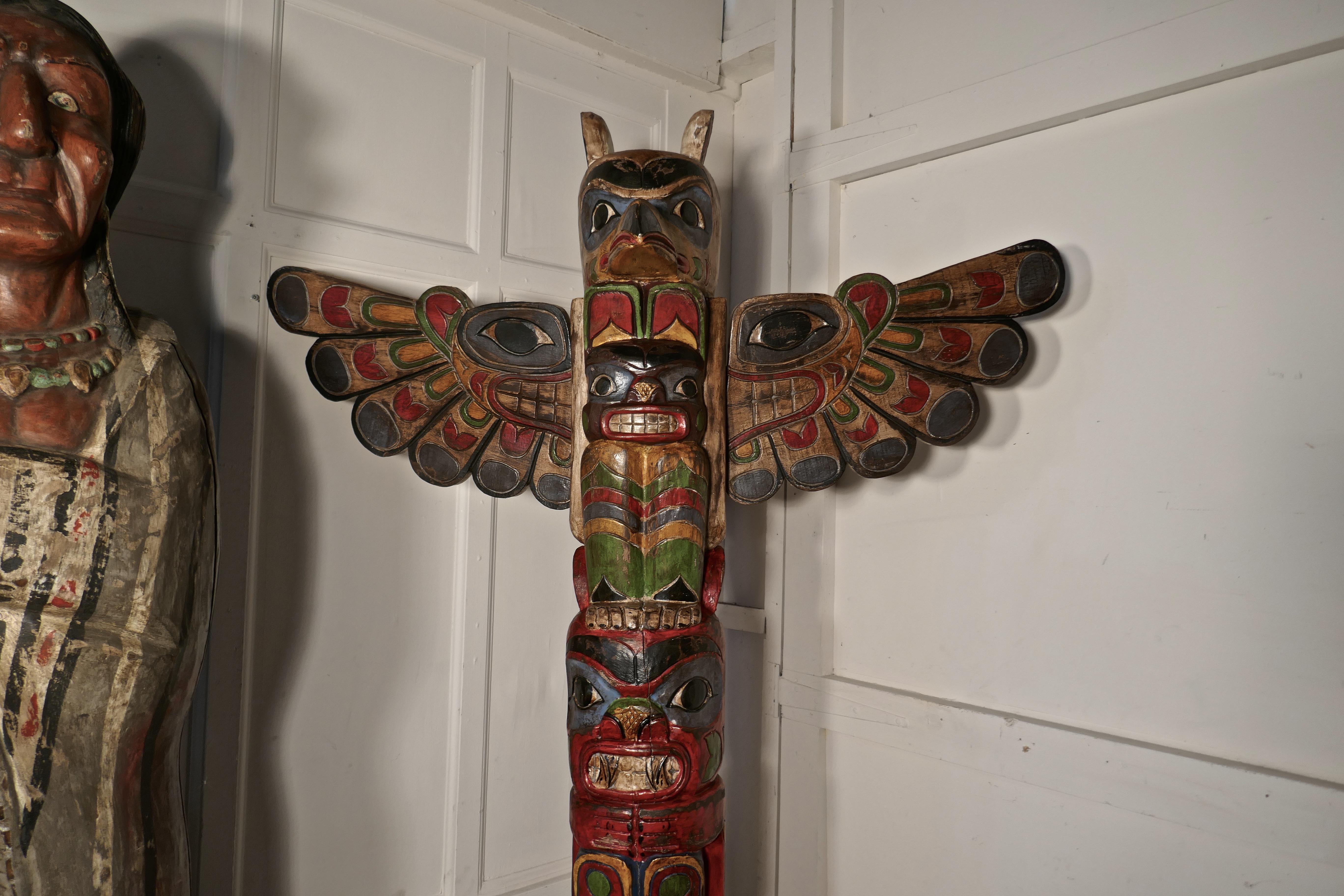 Tótem pintado de los indios americanos del siglo XX 4