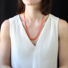 Collana in oro giallo 18 carati con perle di corallo naturale del XX secolo