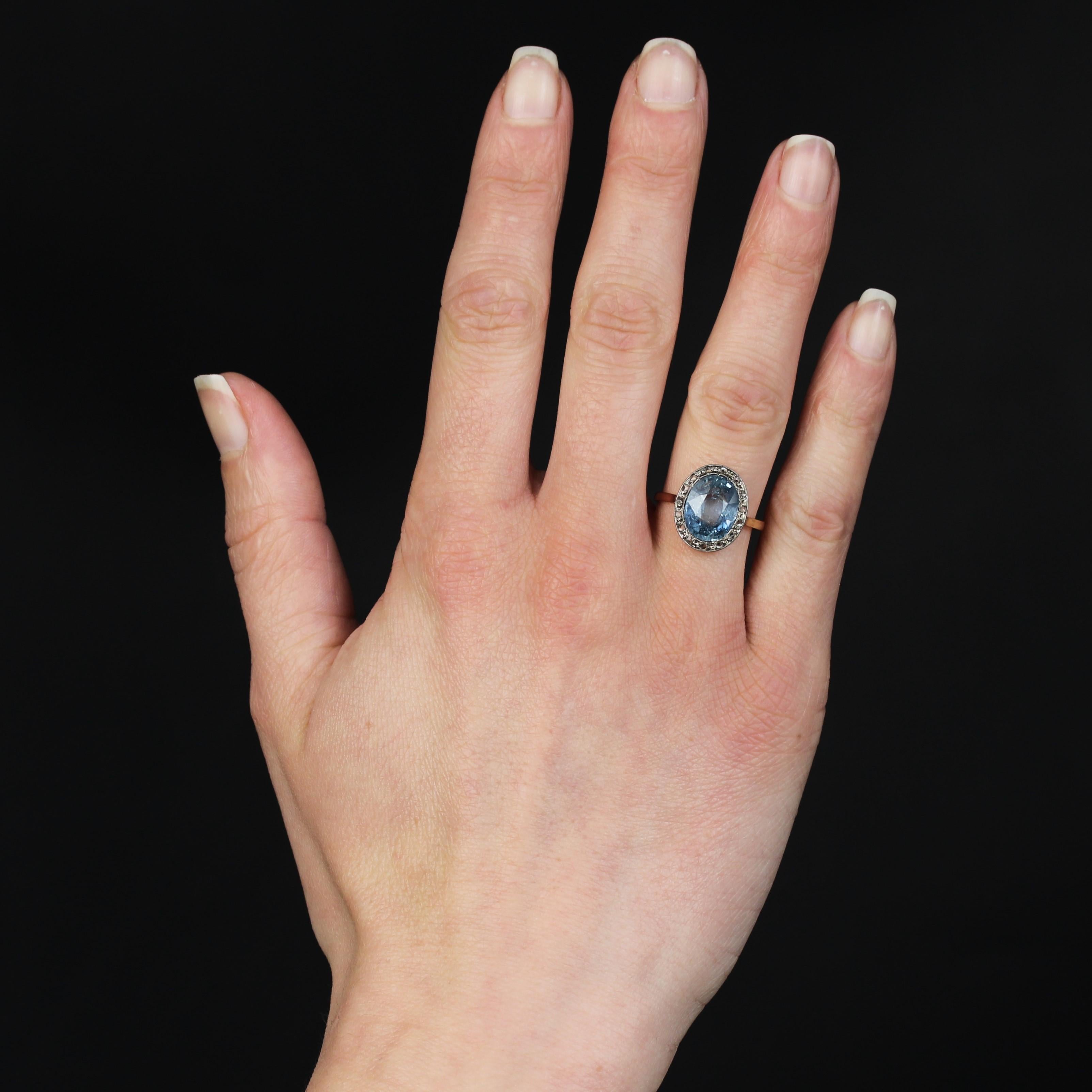 Ring aus 18 Karat Roségold.
Ein charmanter antiker Ring mit einer sehr flachen, ovalen Fassung, in deren Zentrum ein natürlicher hellblauer Saphir steht, der von platingefassten Diamanten im Rosenschliff umgeben ist. Die Unterseite ist mit