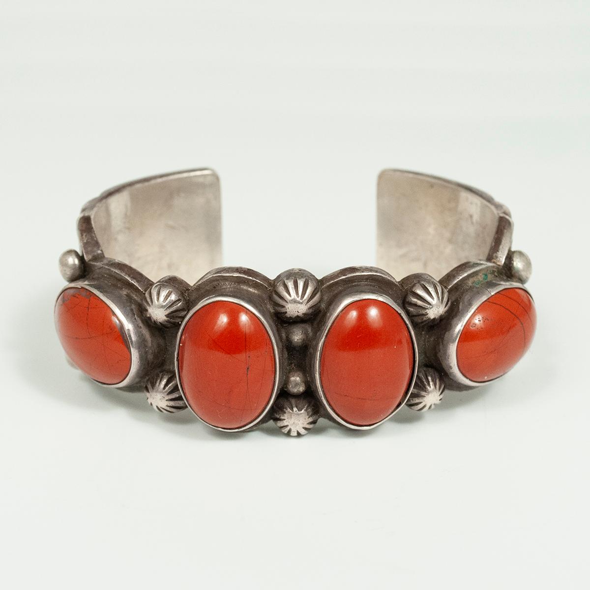Bracelet en jaspe et argent de Sadie Calvin, orfèvre Navajo du 20e siècle

Quatre magnifiques cabochons de jaspe rouge sont sertis dans ce bracelet en argent joliment estampillé par Sadie Calvin (Dine), orfèvre pour l'éminente maison de joaillerie