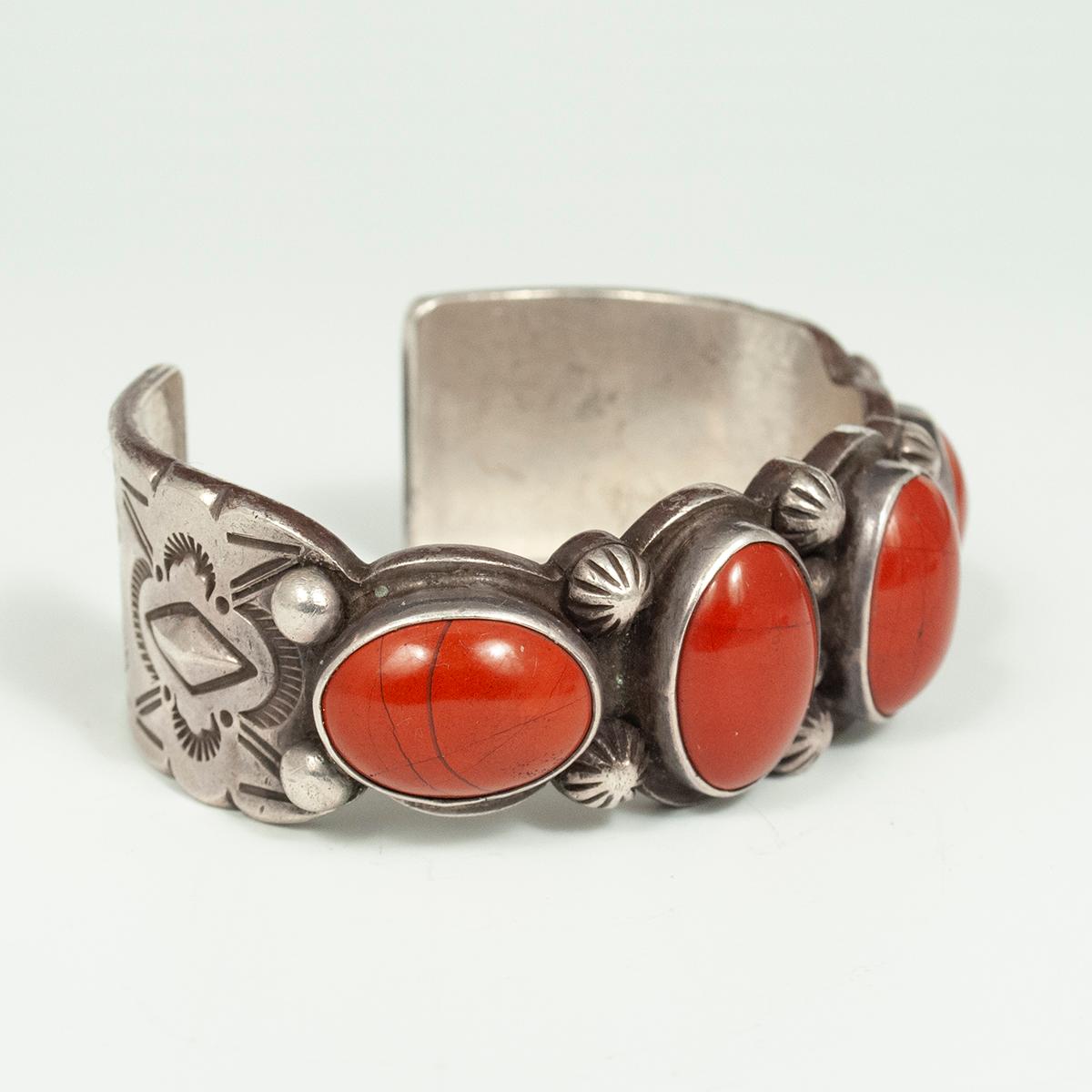 Artisan Bracelet d'orfèvrerie Navajo du 20e siècle Sadie Calvin en jaspe et argent en vente