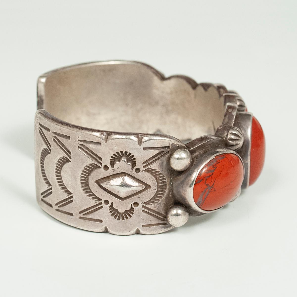 Taille cabochon Bracelet d'orfèvrerie Navajo du 20e siècle Sadie Calvin en jaspe et argent en vente