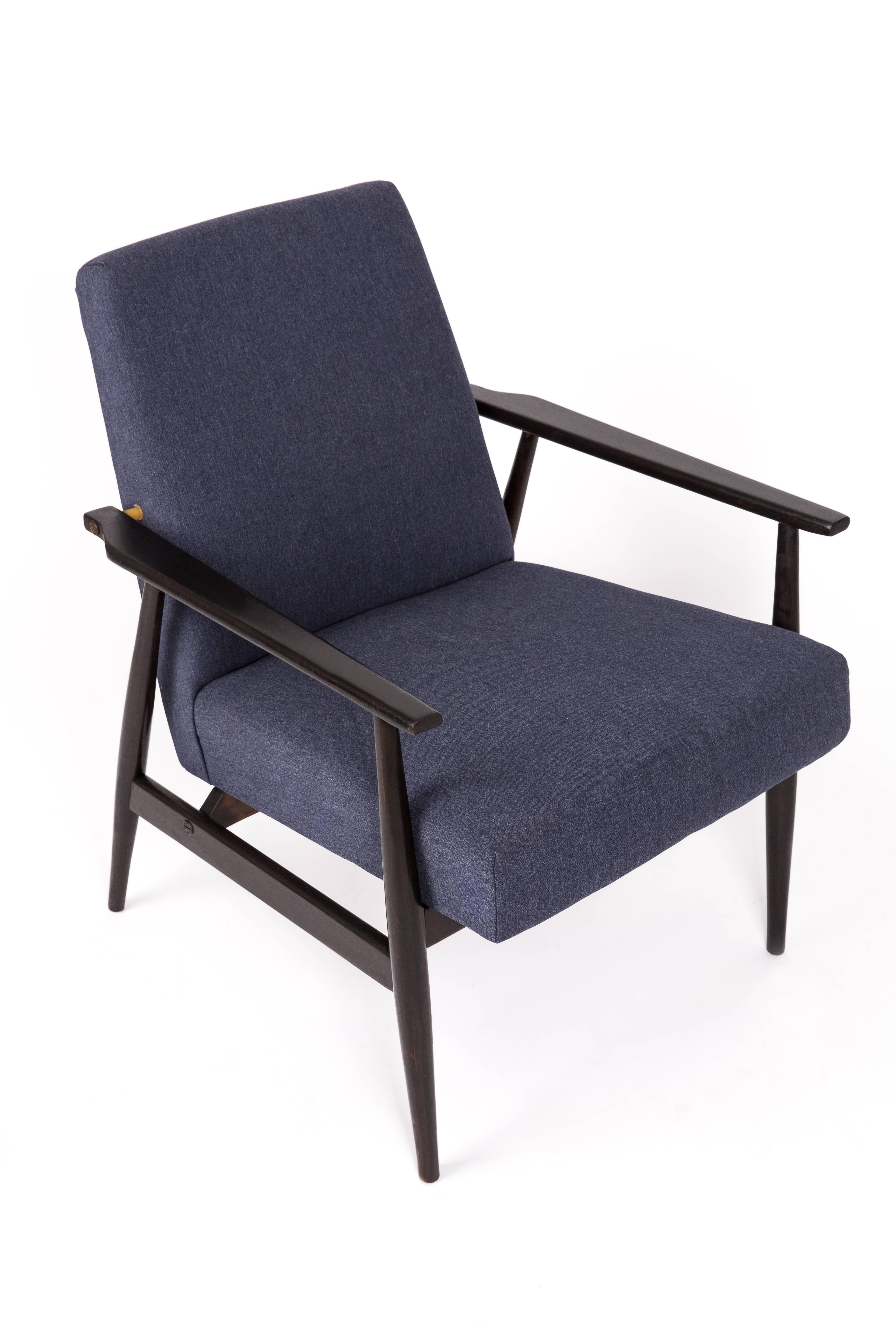 Ein schöner, restaurierter Sessel von Henryk Lis. Möbel nach kompletter Renovierung durch Schreiner und Polsterei. Der Stoff, der mit einer Rückenlehne und einer Sitzfläche bezogen ist, ist ein hochwertiger Veloursbezug. Der Sessel passt perfekt in