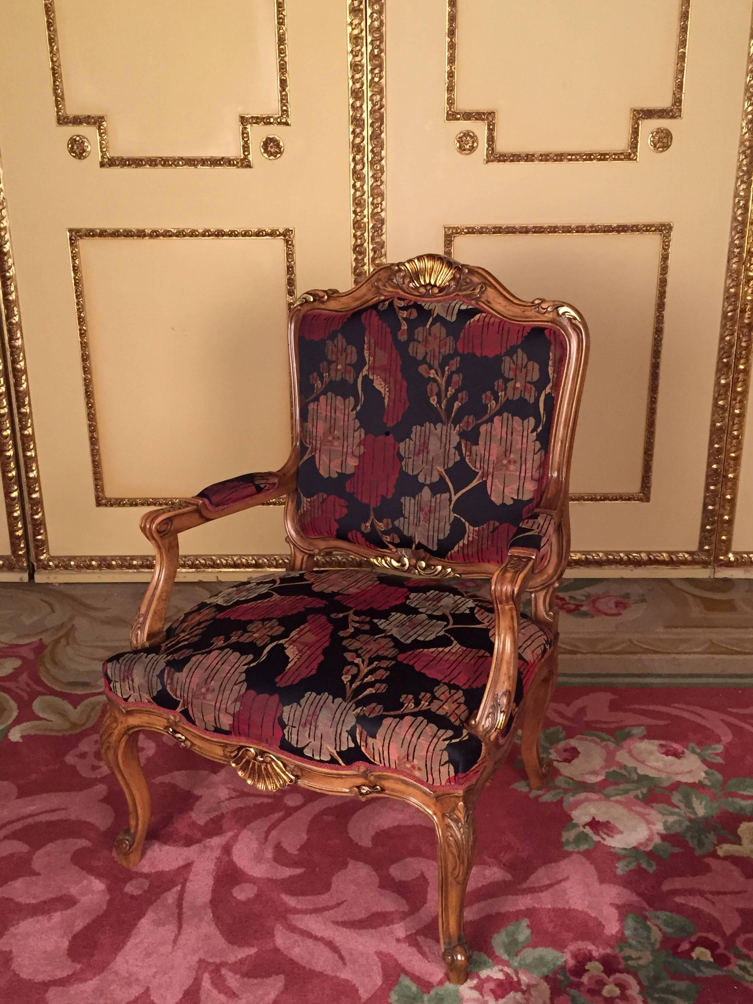 Extremely decorative and impressive armchair from the Neo-Baroque period.
Wooden body made of solid walnut. Upholstered seat and backrest. Cover made of high quality fabric.


(C-134).