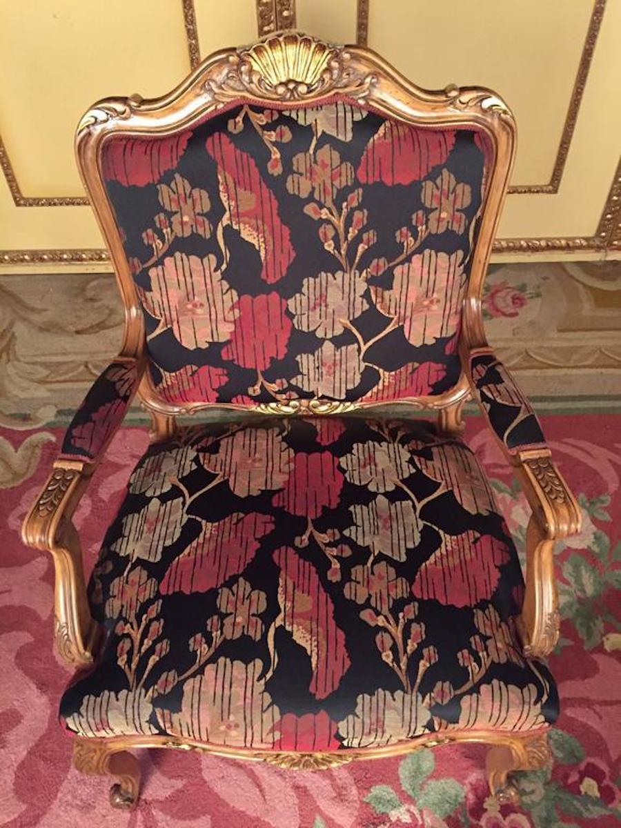 Fauteuil extrêmement décoratif et impressionnant de la période néo-baroque.
Corps en bois de noyer massif. Assise et dossier rembourrés. Couverture en tissu de haute qualité.


(C-134)