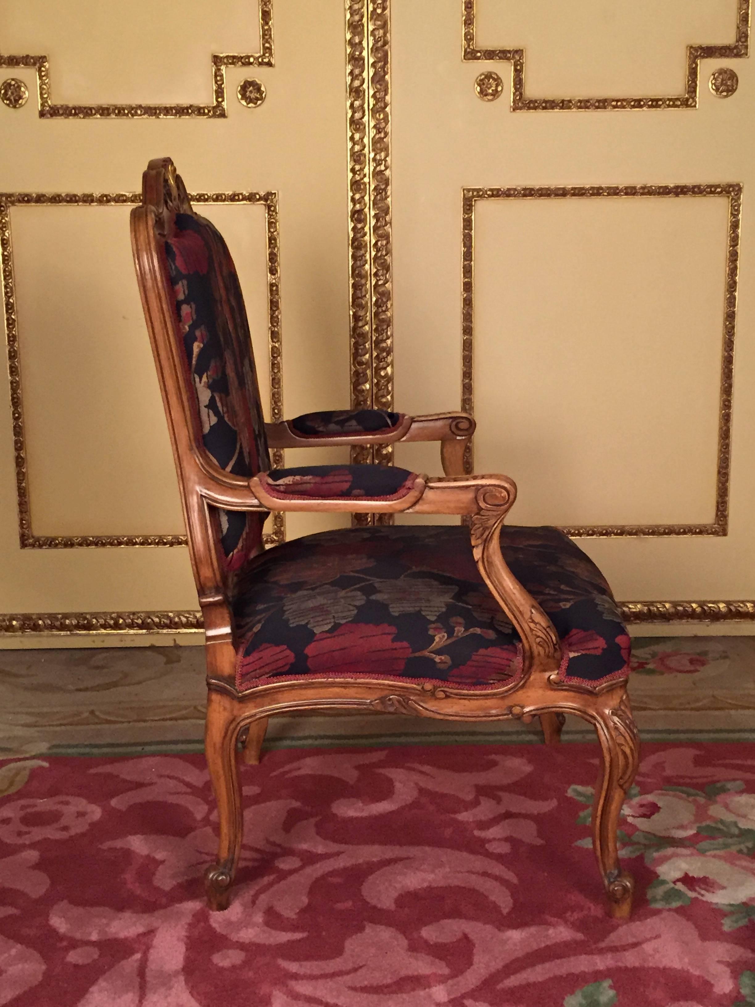 Néo-baroque Paire de fauteuils néo-baroques du XXe siècle, noyer massif en vente