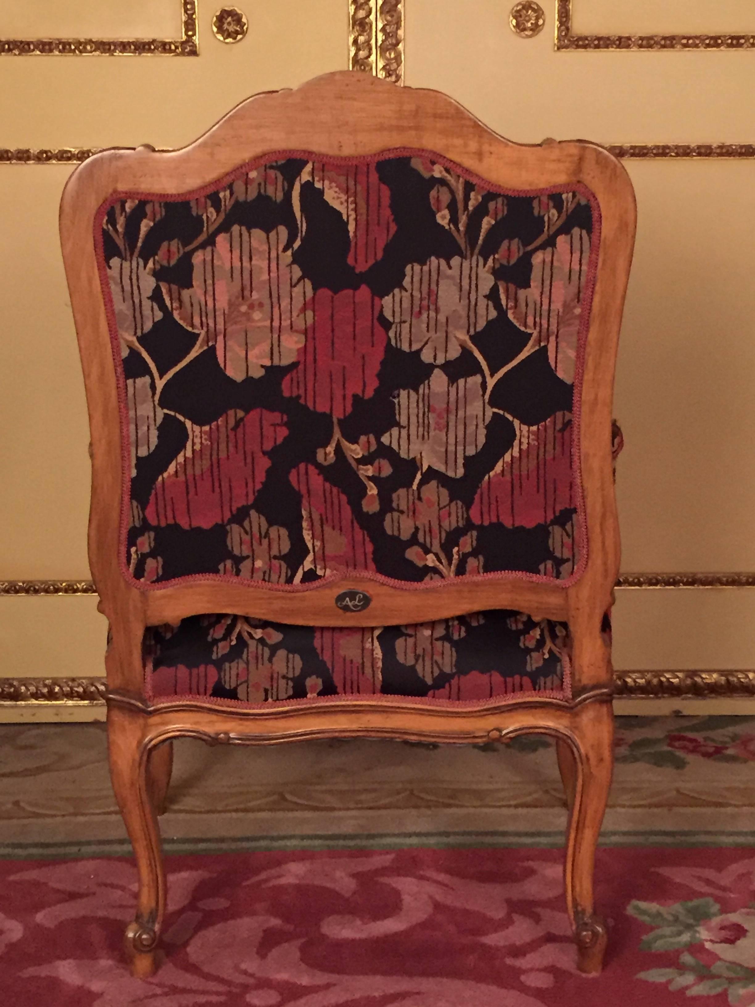Français Paire de fauteuils néo-baroques du XXe siècle, noyer massif en vente