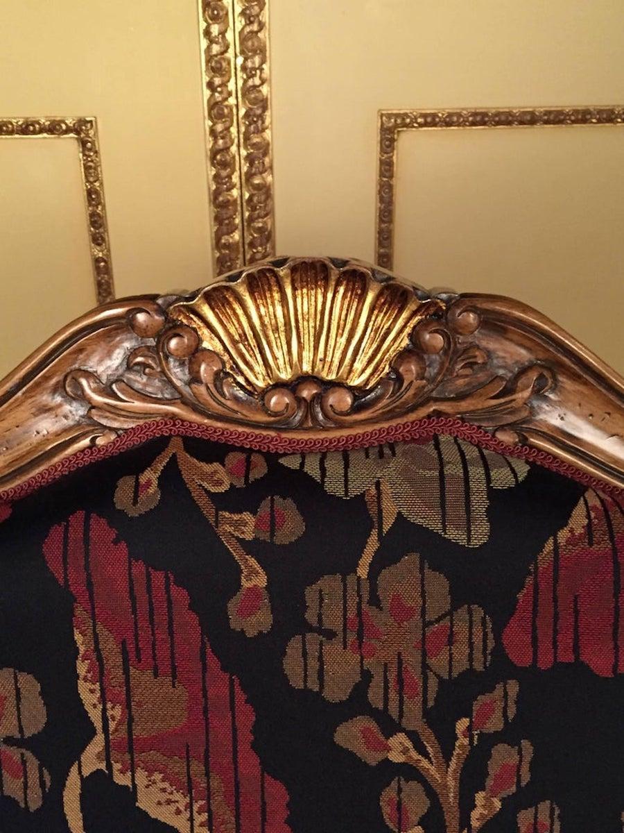 20ième siècle Paire de fauteuils néo-baroque du 20e siècle, en noyer massif en vente