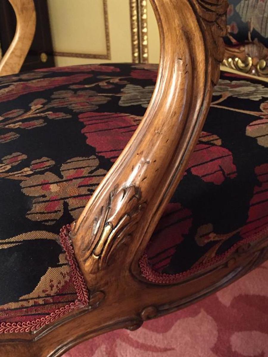Paire de fauteuils néo-baroque du 20e siècle, en noyer massif Excellent état - En vente à Berlin, DE