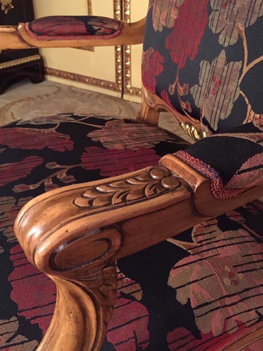 20ième siècle Paire de fauteuils néo-baroque du 20e siècle, en noyer massif en vente