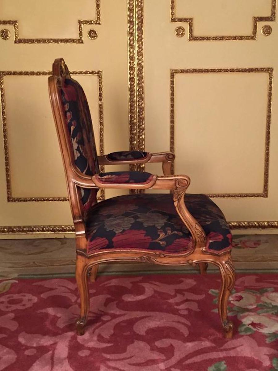 Paire de fauteuils néo-baroque du 20e siècle, en noyer massif en vente 2