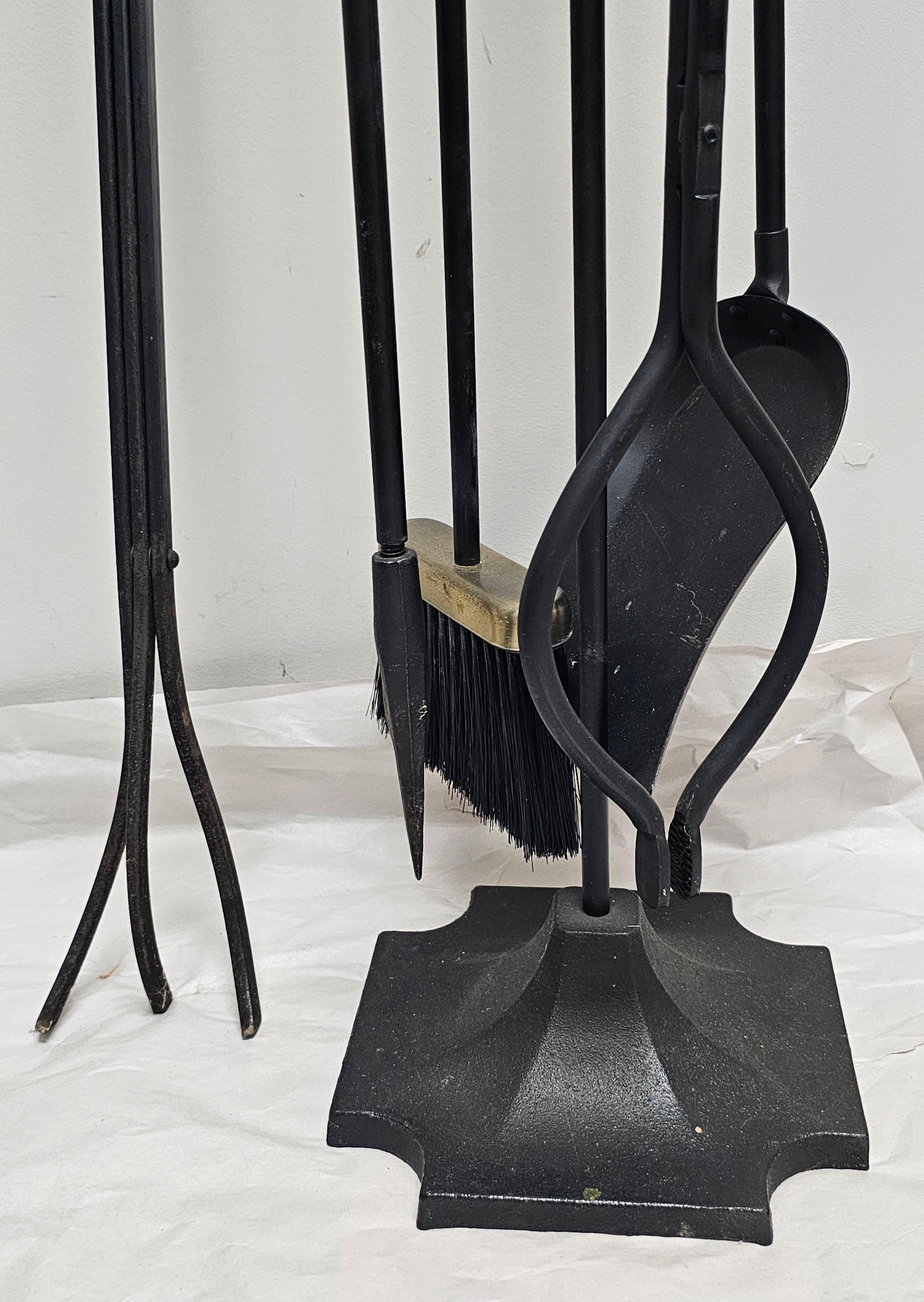 Néoclassique Ensemble d'outils de cheminée néoclassique du 20e siècle en fer ébonisé et en laiton avec support en vente
