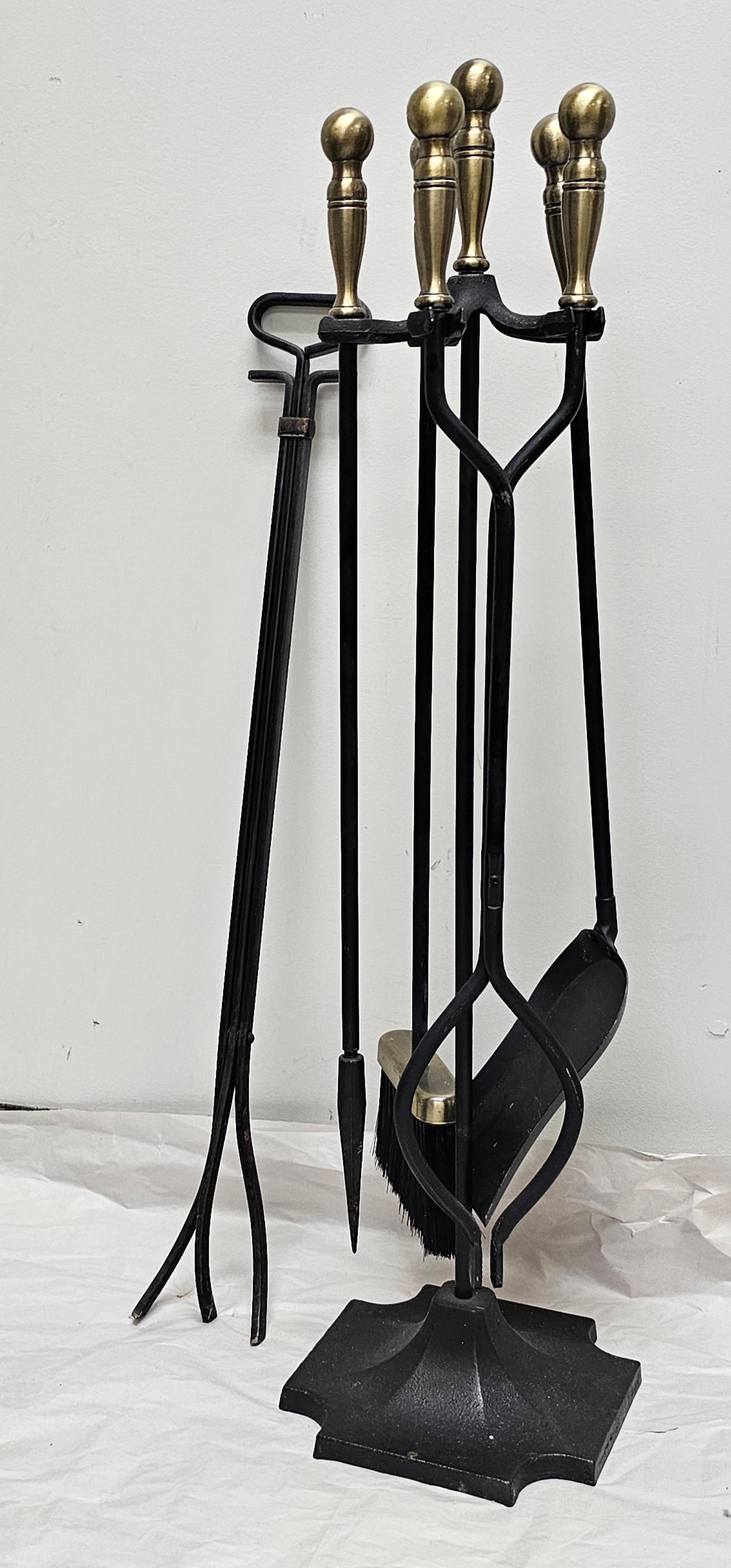 Ébénisé Ensemble d'outils de cheminée néoclassique du 20e siècle en fer ébonisé et en laiton avec support en vente